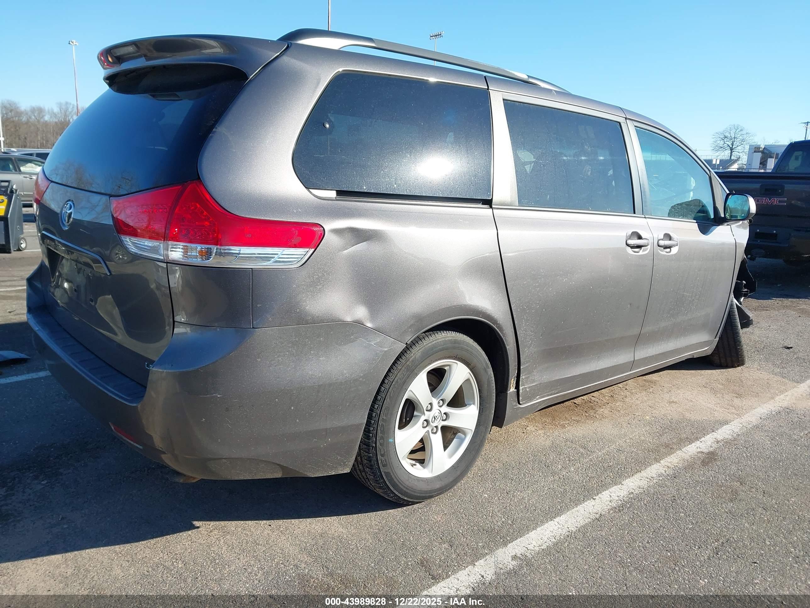 TOYOTA SIENNA image 4