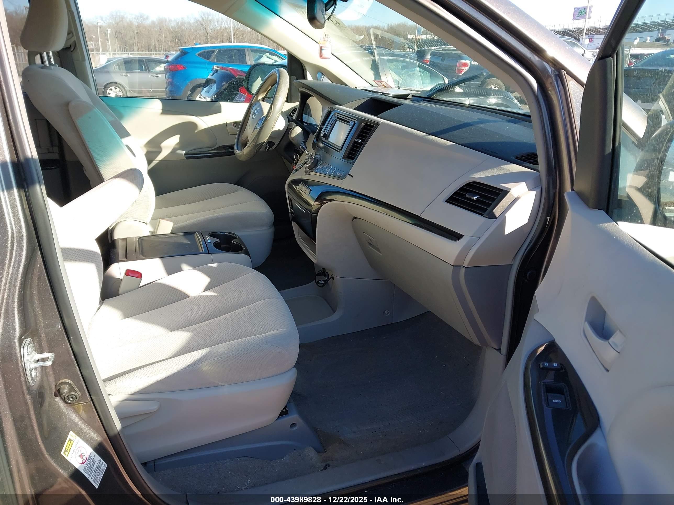 TOYOTA SIENNA image 5
