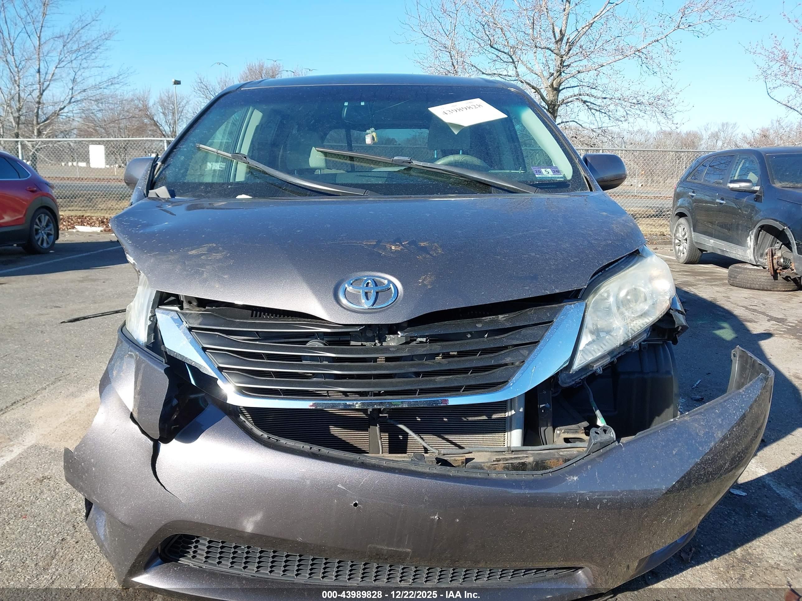 TOYOTA SIENNA image 6