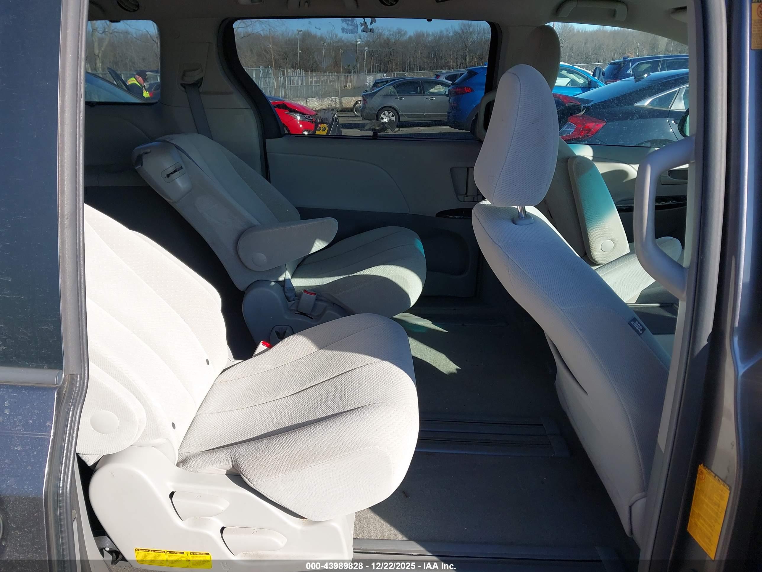 TOYOTA SIENNA image 8