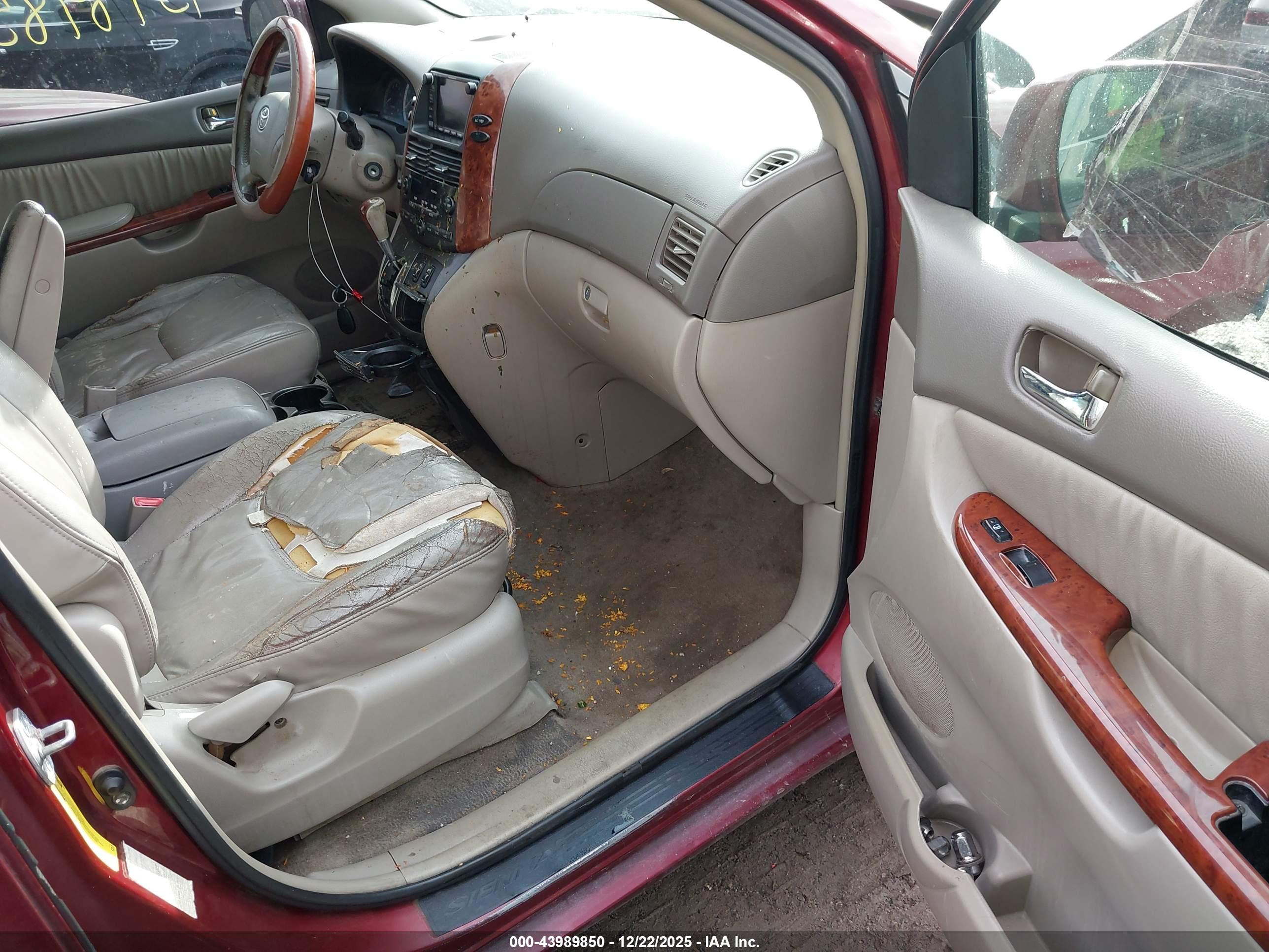 TOYOTA SIENNA image 5