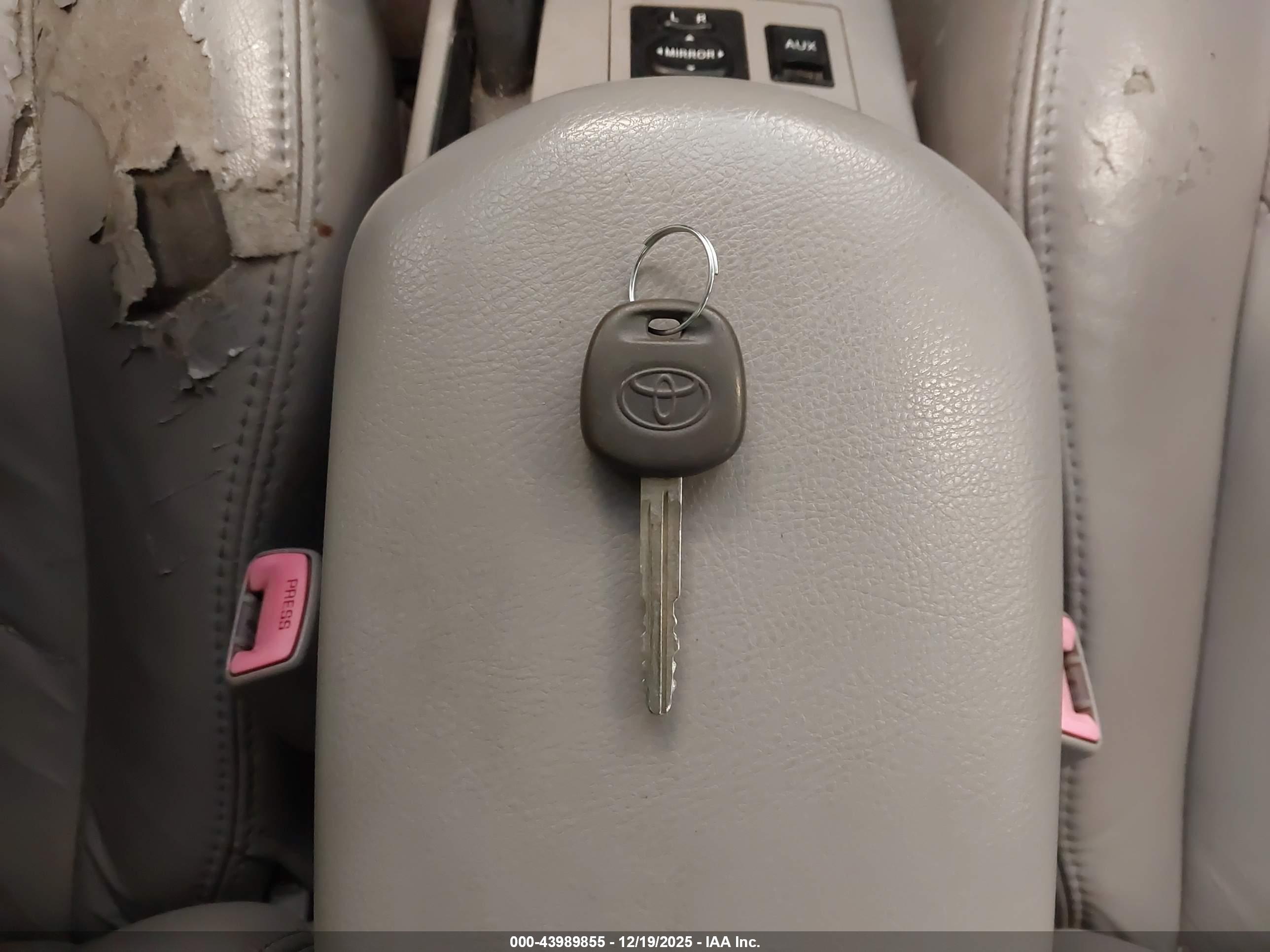 TOYOTA RAV4 image 11