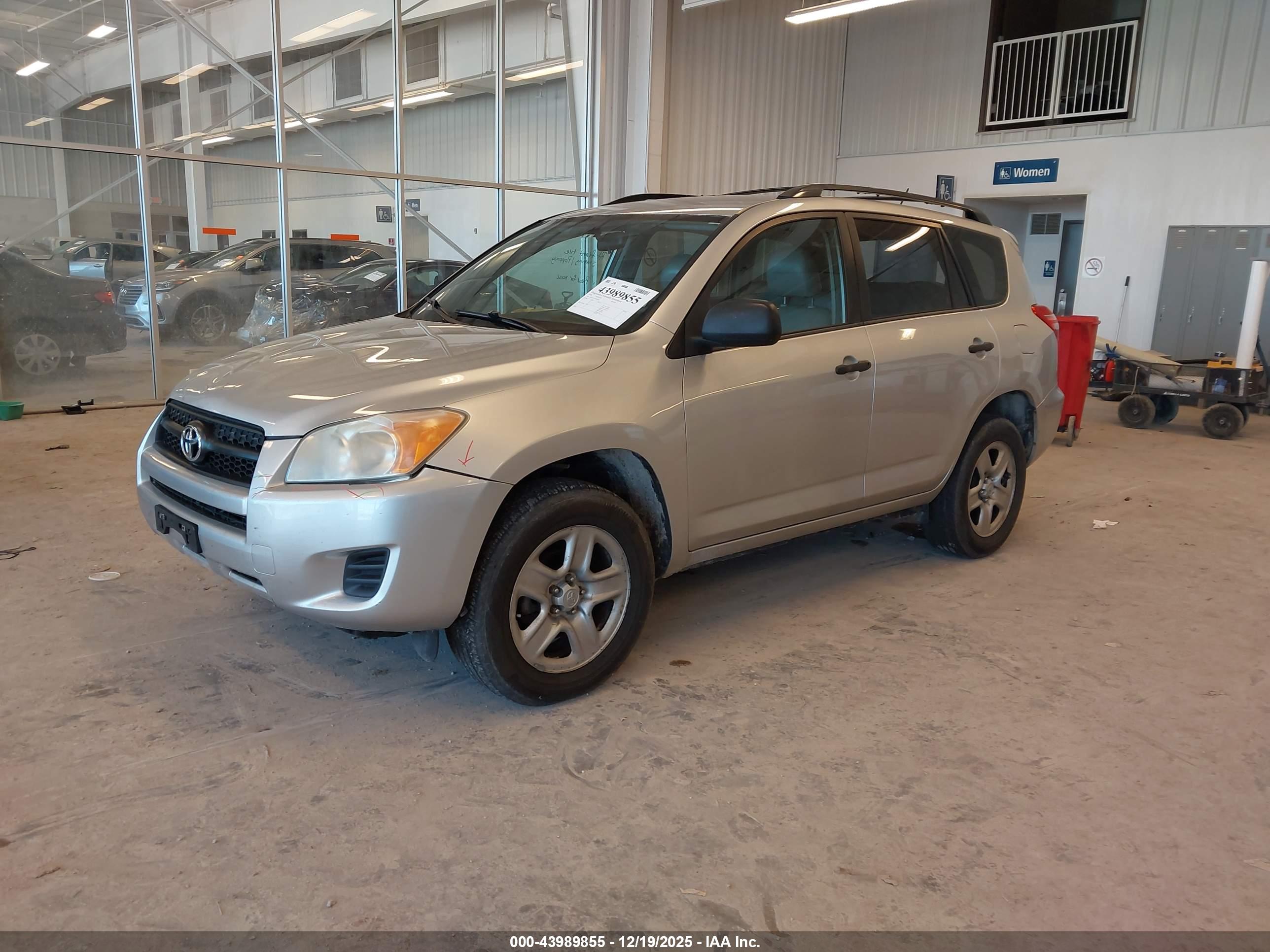 TOYOTA RAV4 image 2