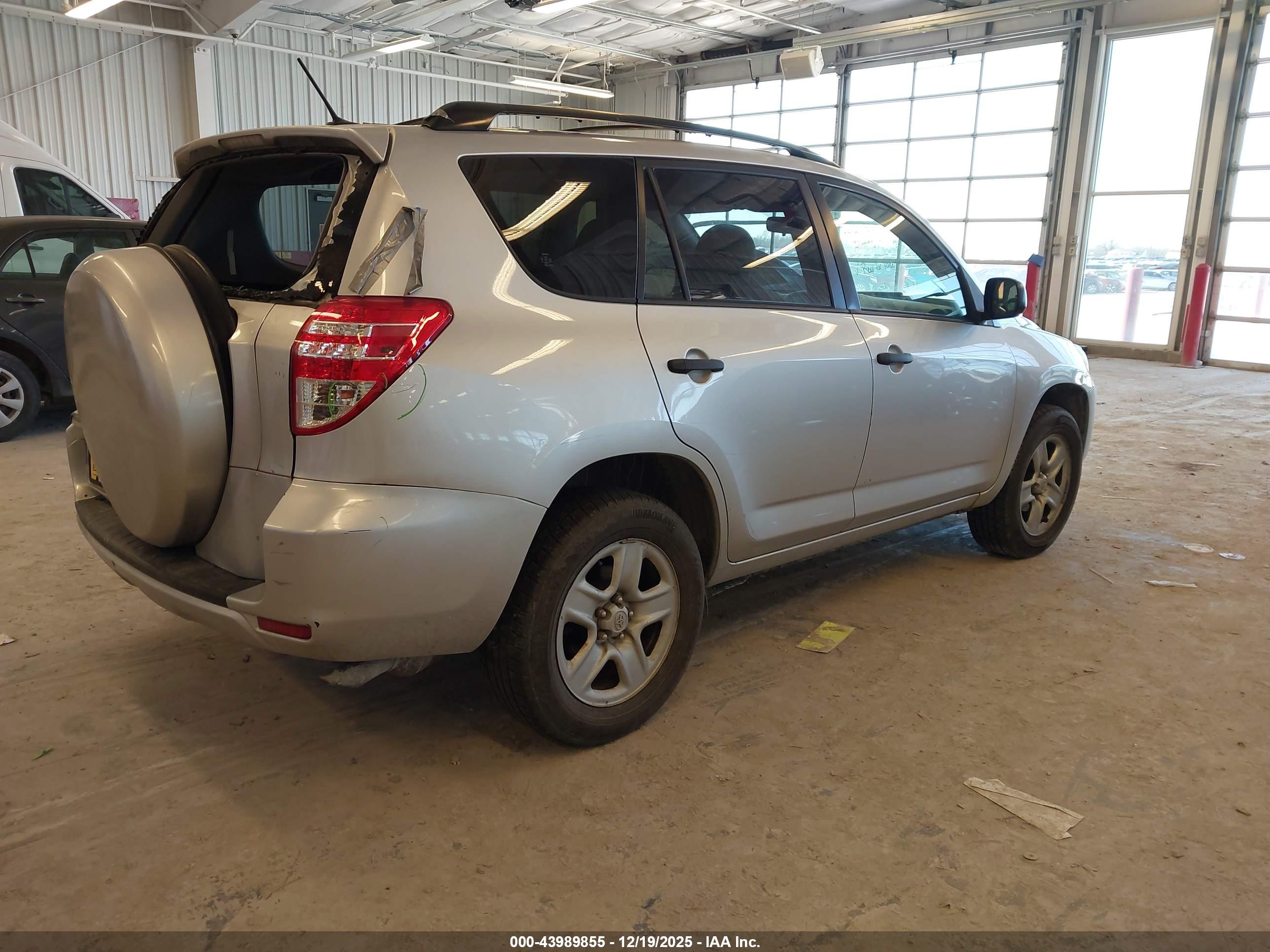 TOYOTA RAV4 image 4