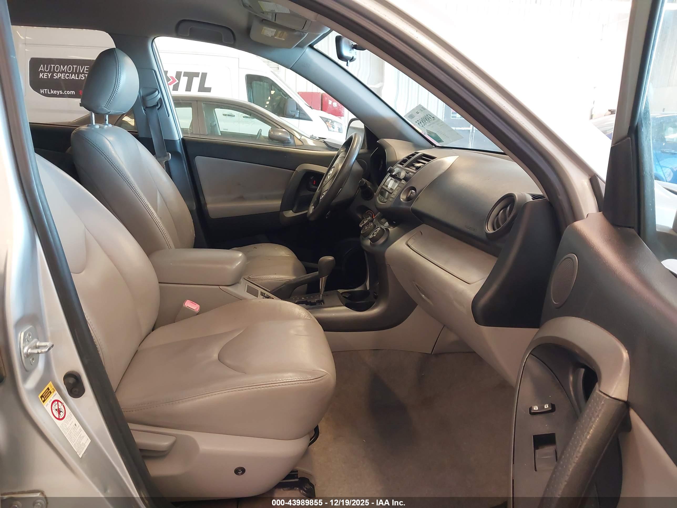 TOYOTA RAV4 image 5
