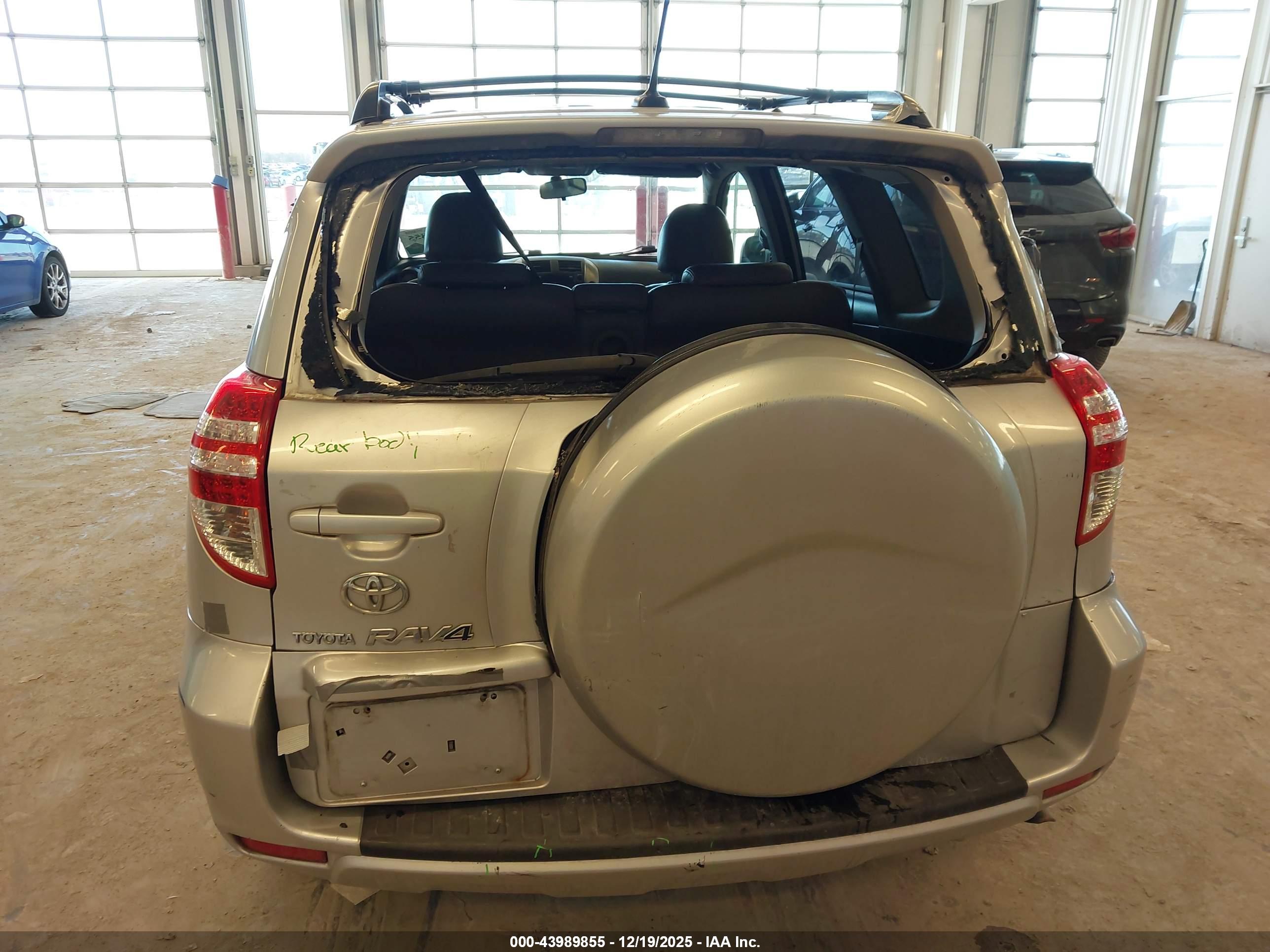 TOYOTA RAV4 image 6