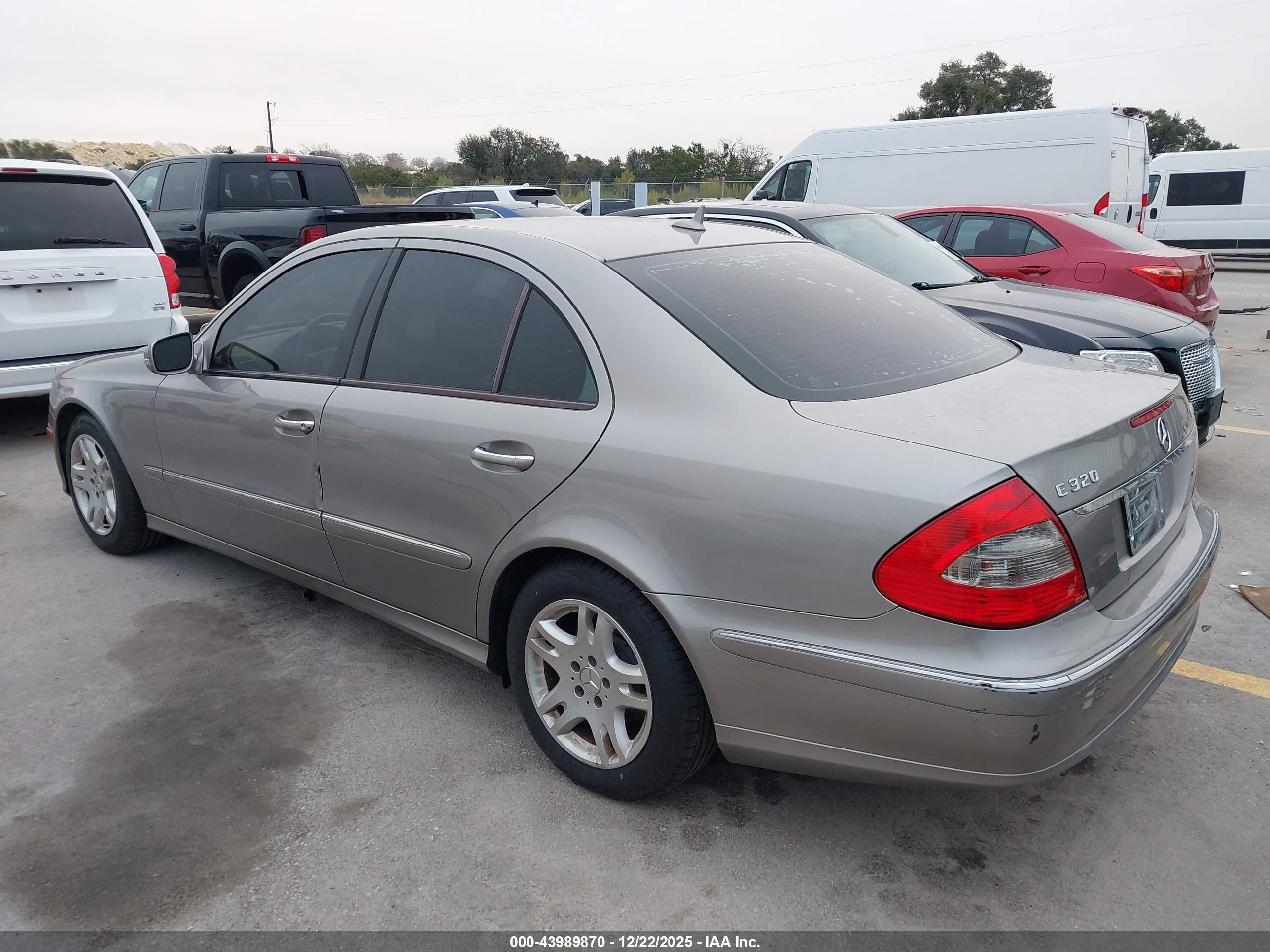 MERCEDES-BENZ E image 3