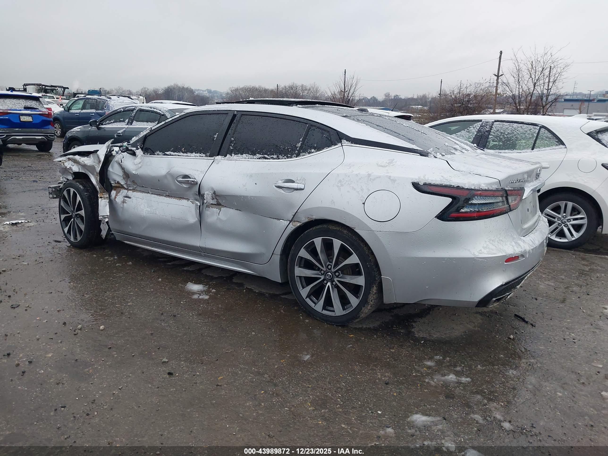 NISSAN MAXIMA image 3