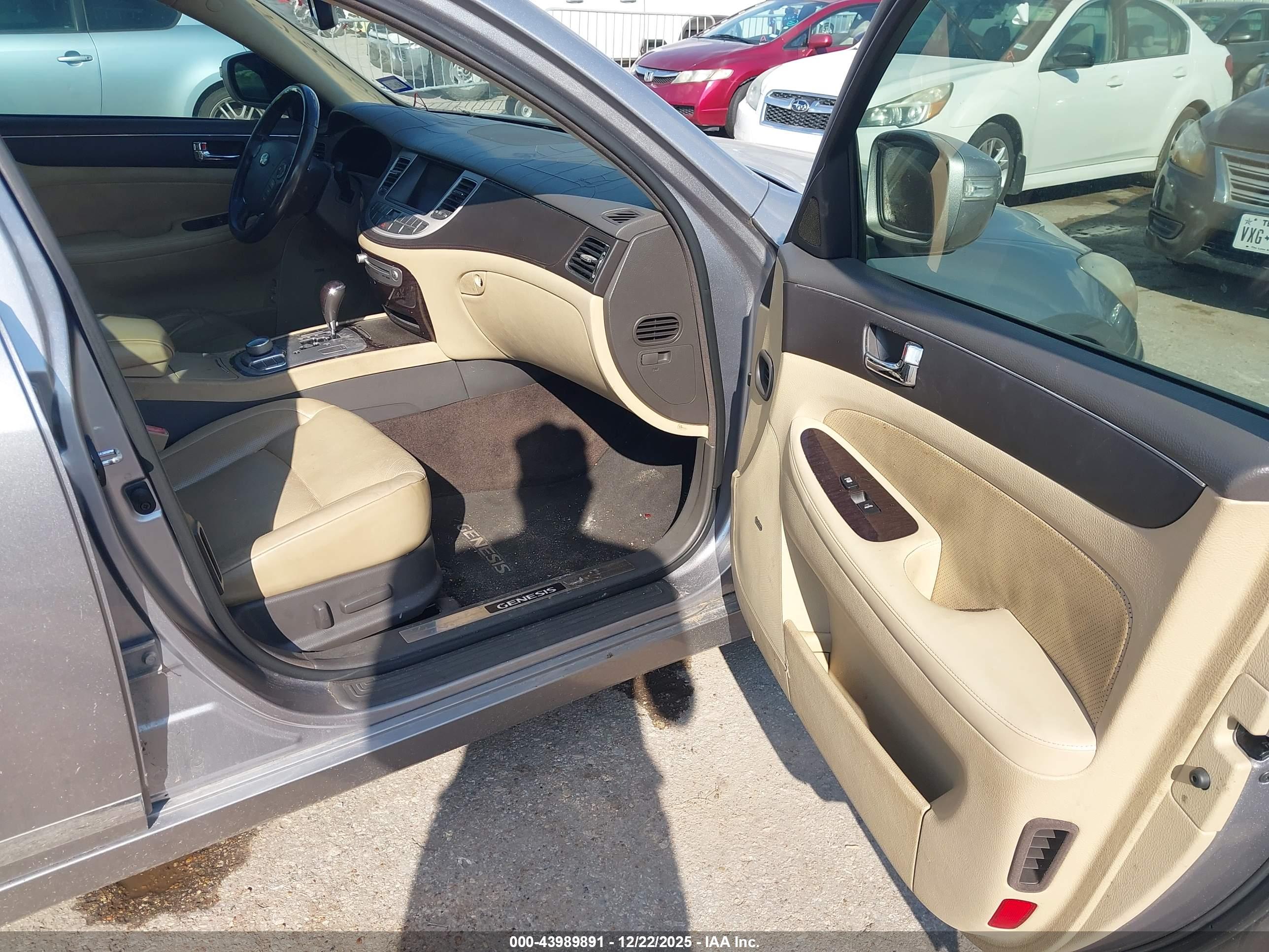 HYUNDAI GENESIS image 5