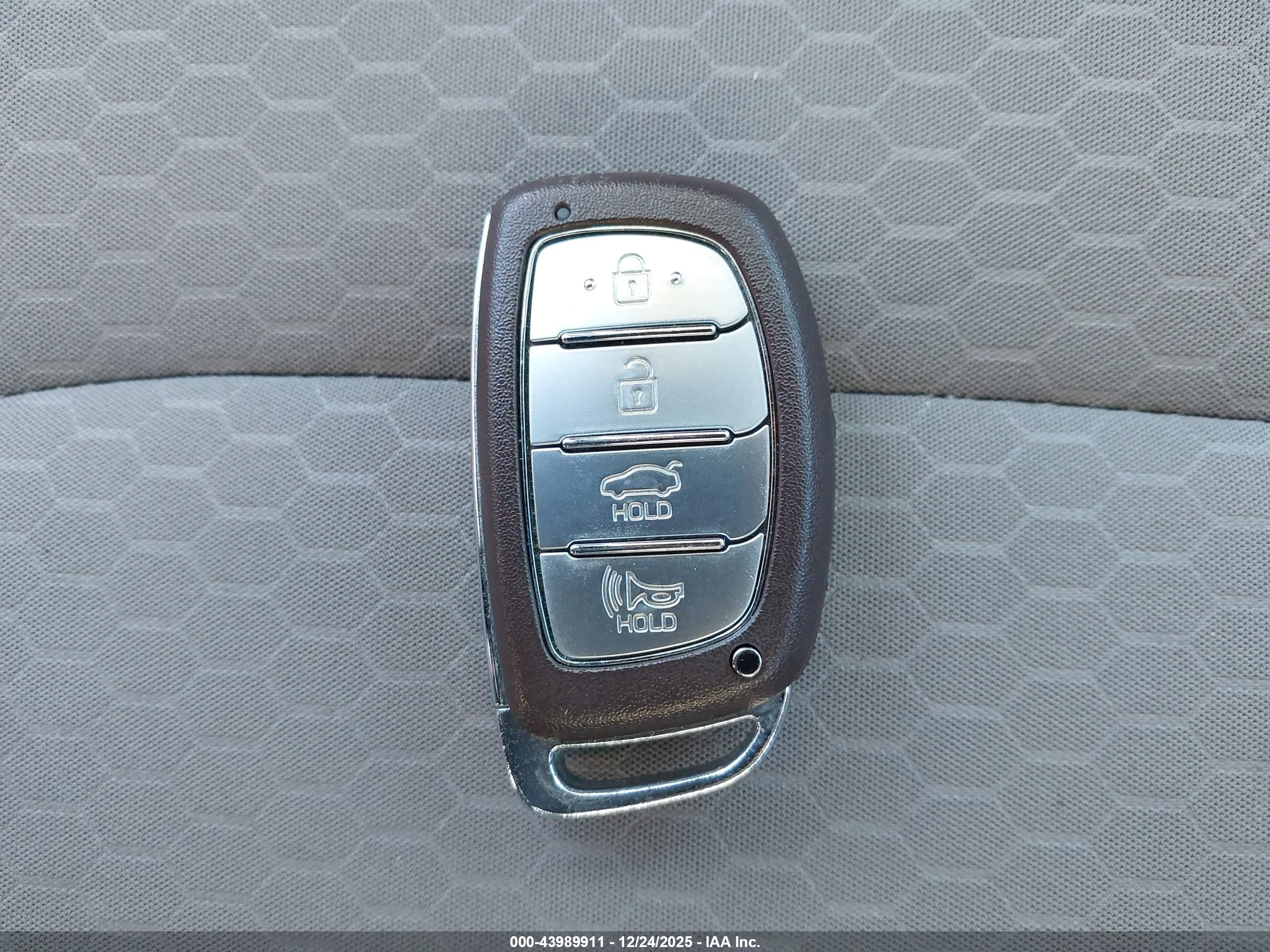 HYUNDAI ELANTRA image 11