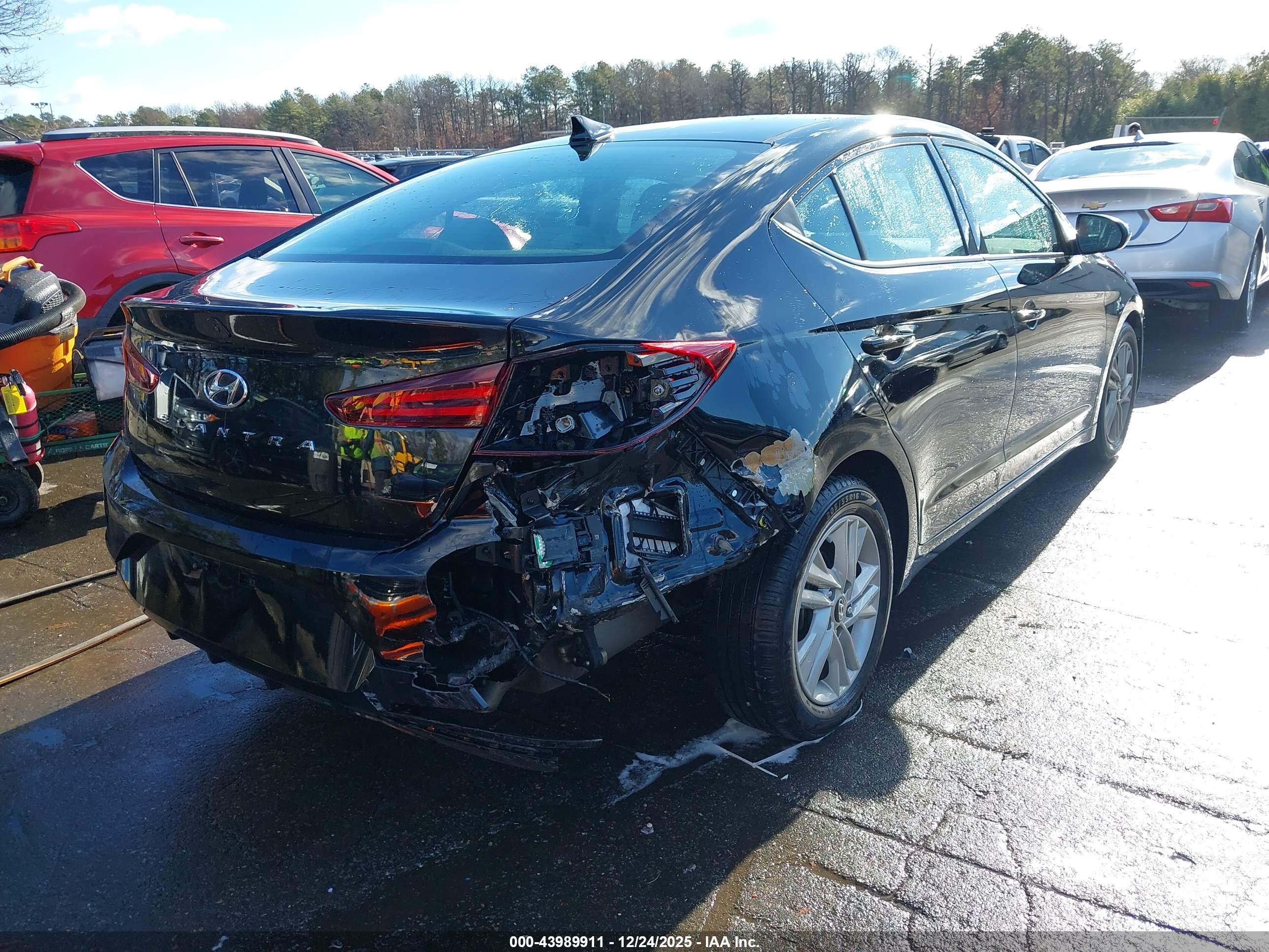 HYUNDAI ELANTRA image 4
