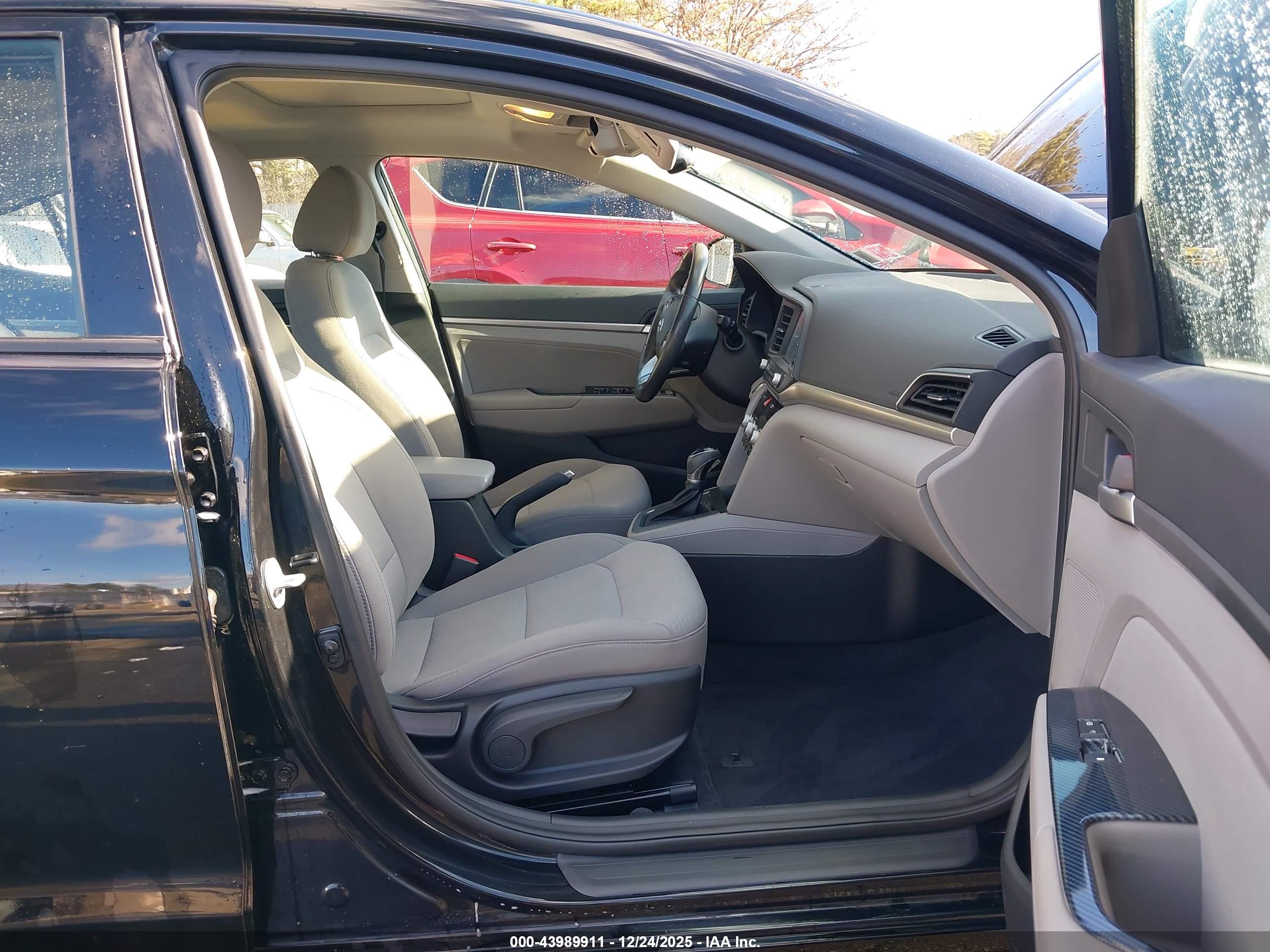 HYUNDAI ELANTRA image 5