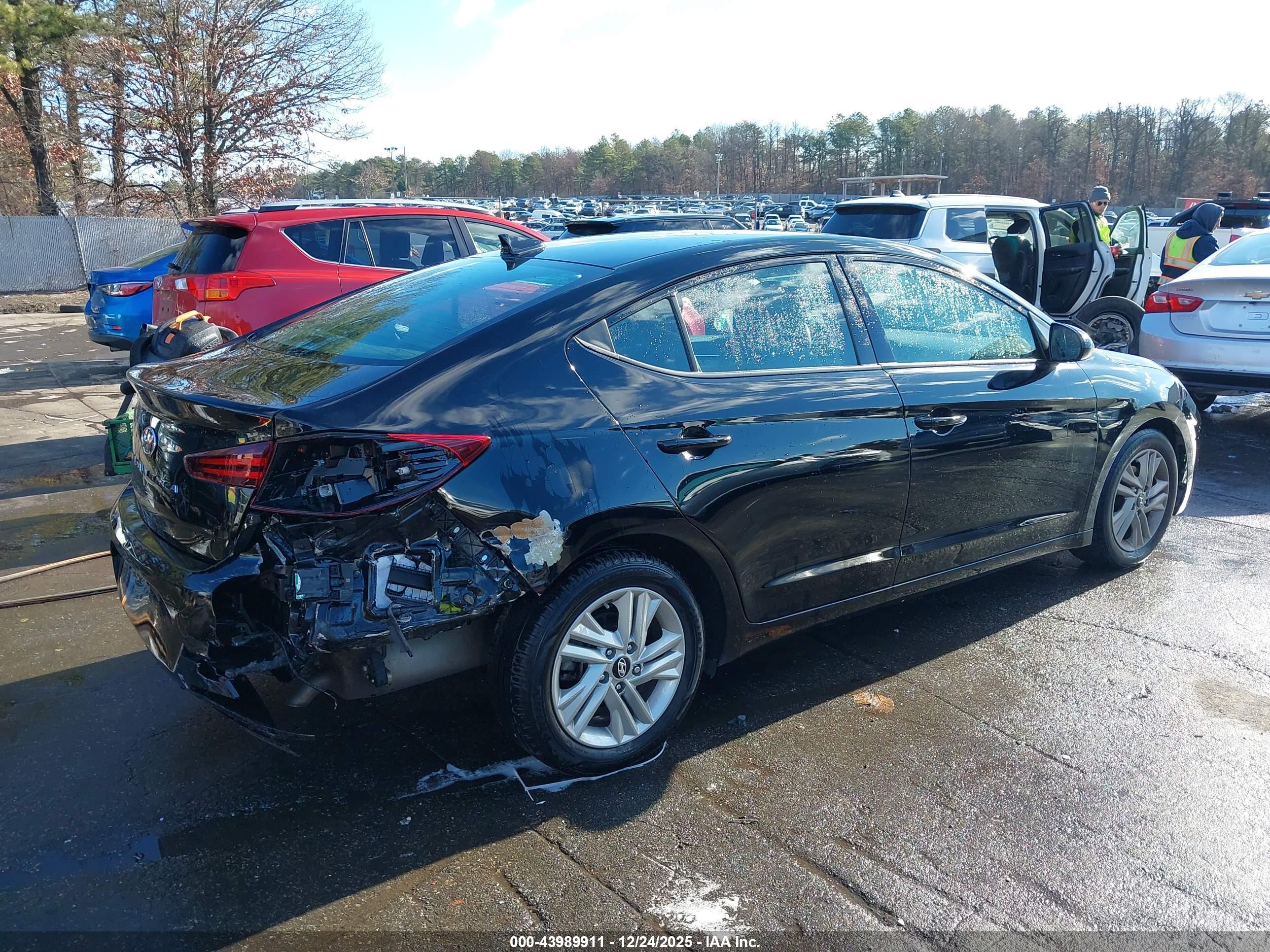 HYUNDAI ELANTRA image 6