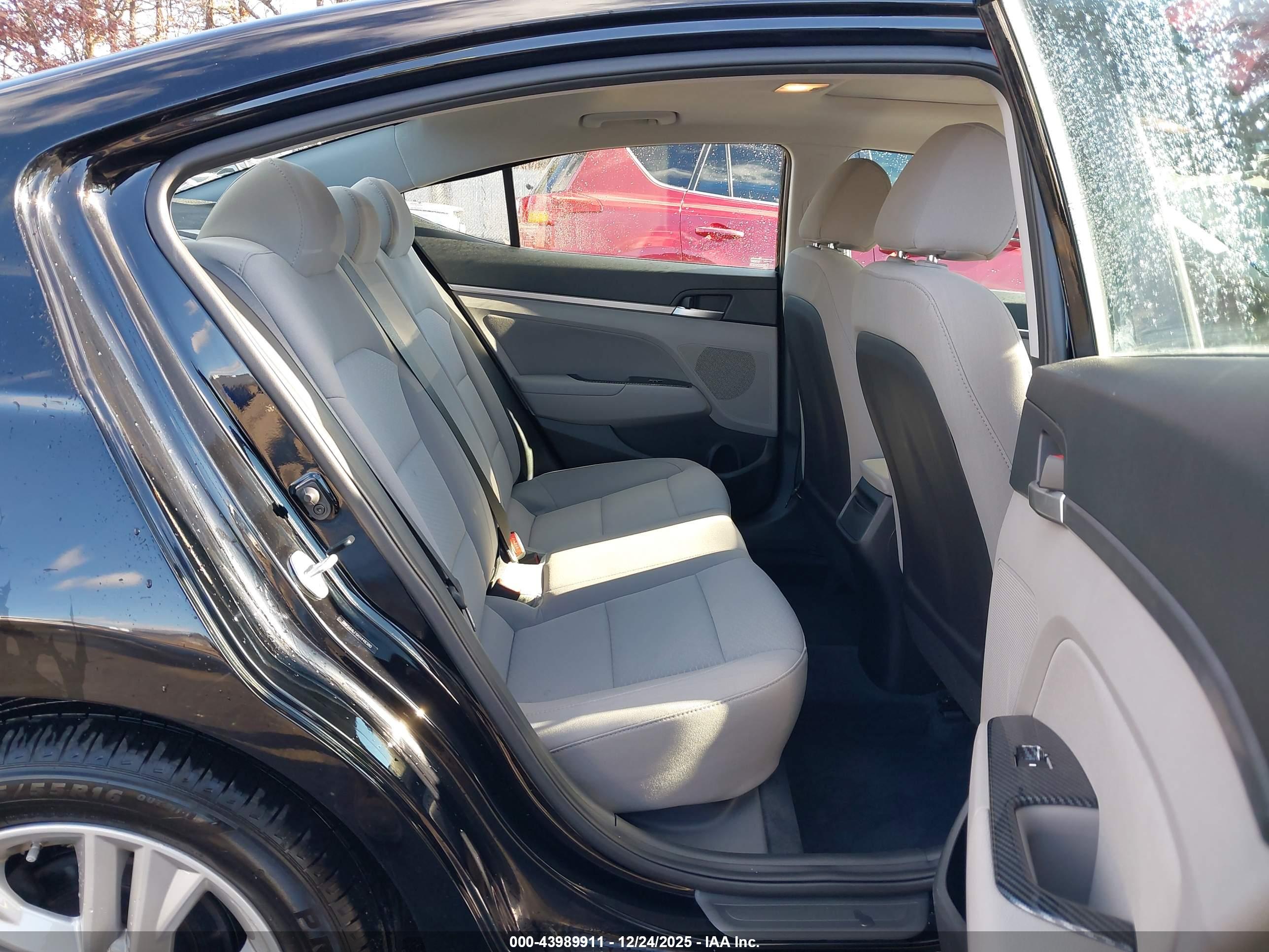 HYUNDAI ELANTRA image 8