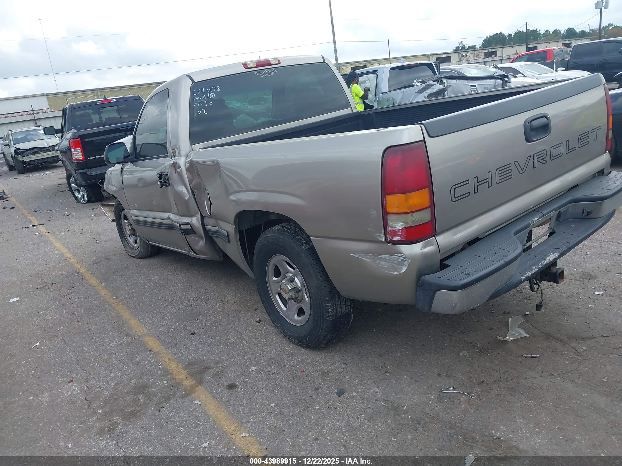 CHEVROLET SILVERADO image 3