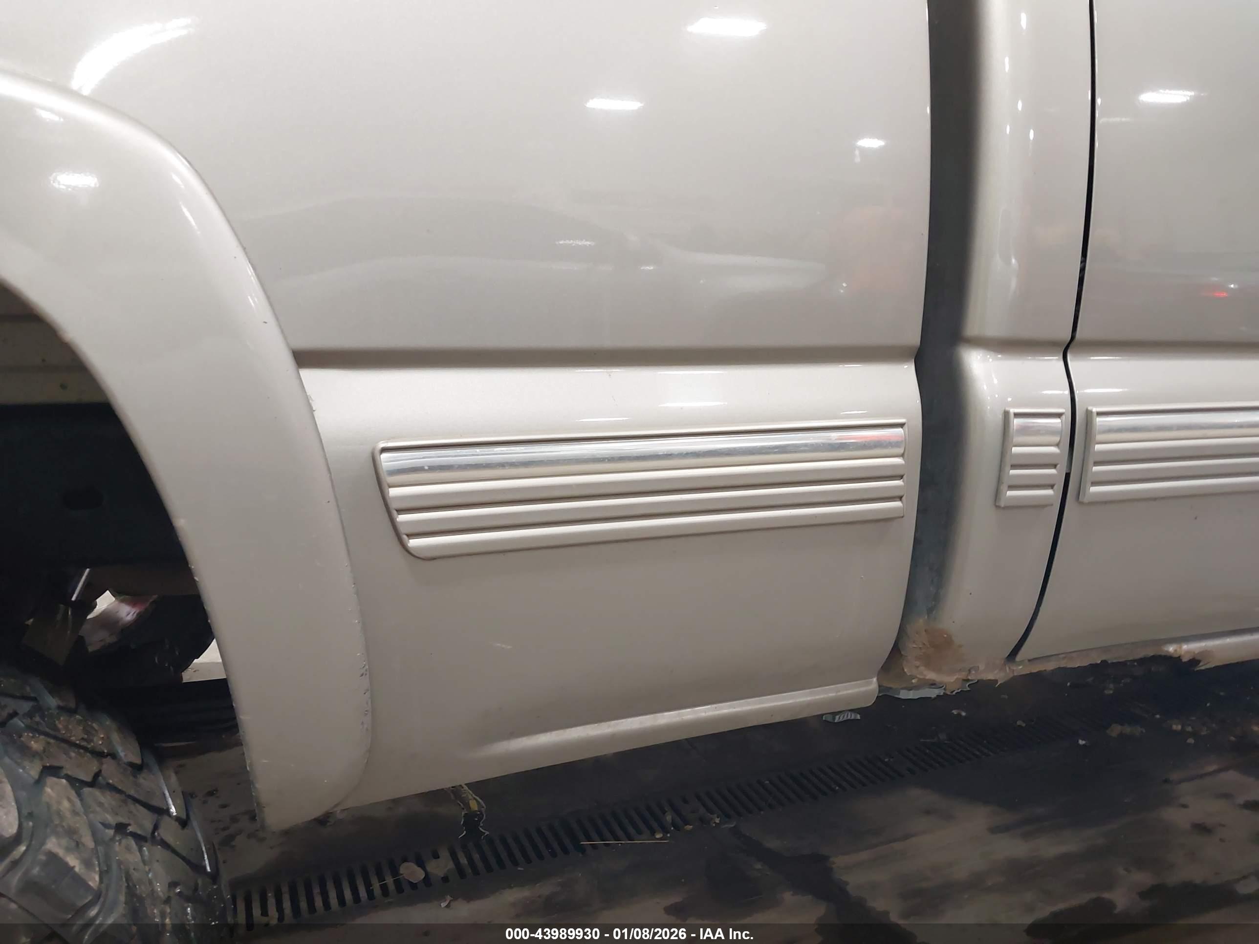 CHEVROLET SILVERADO image 6