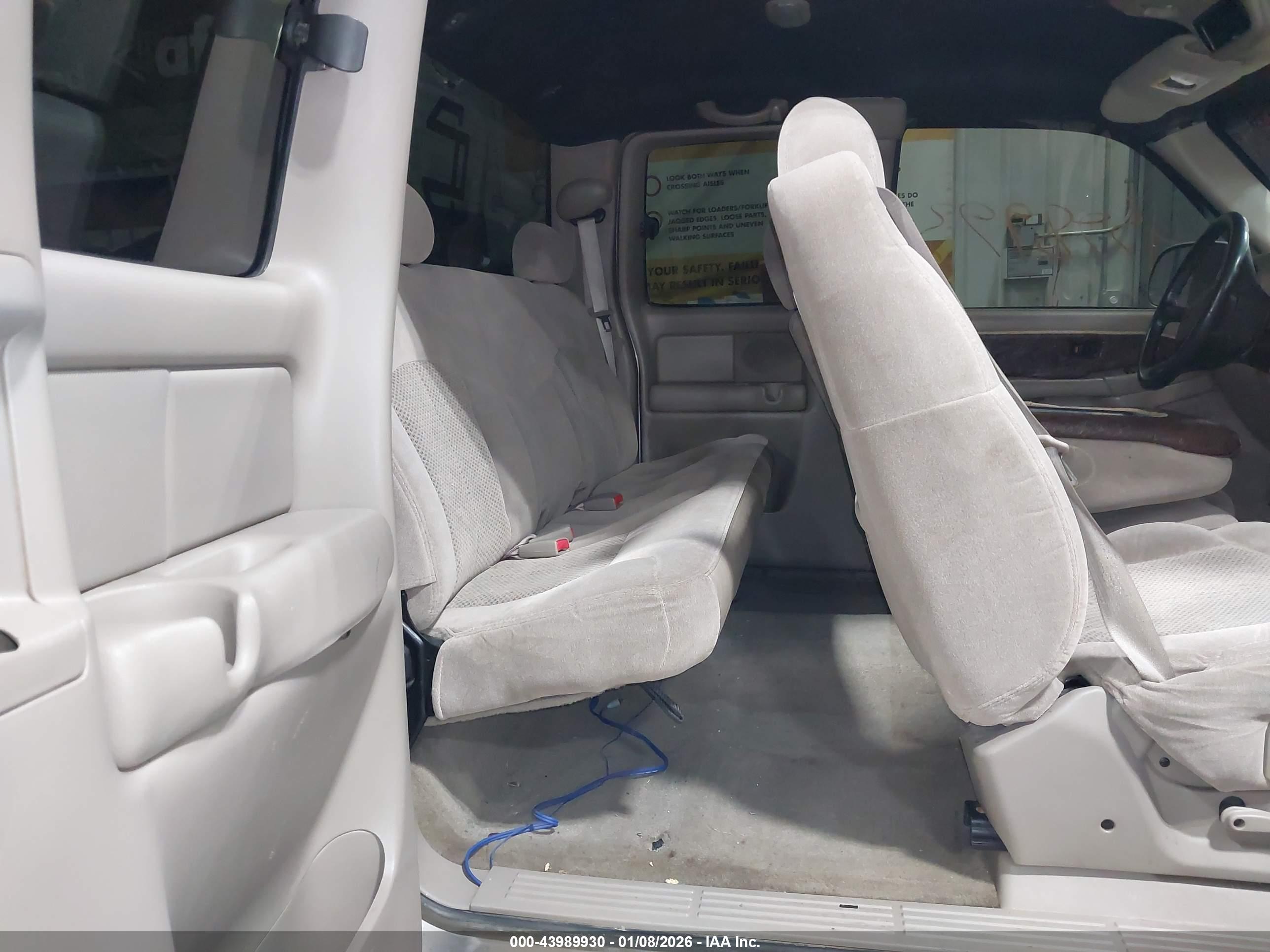 CHEVROLET SILVERADO image 8