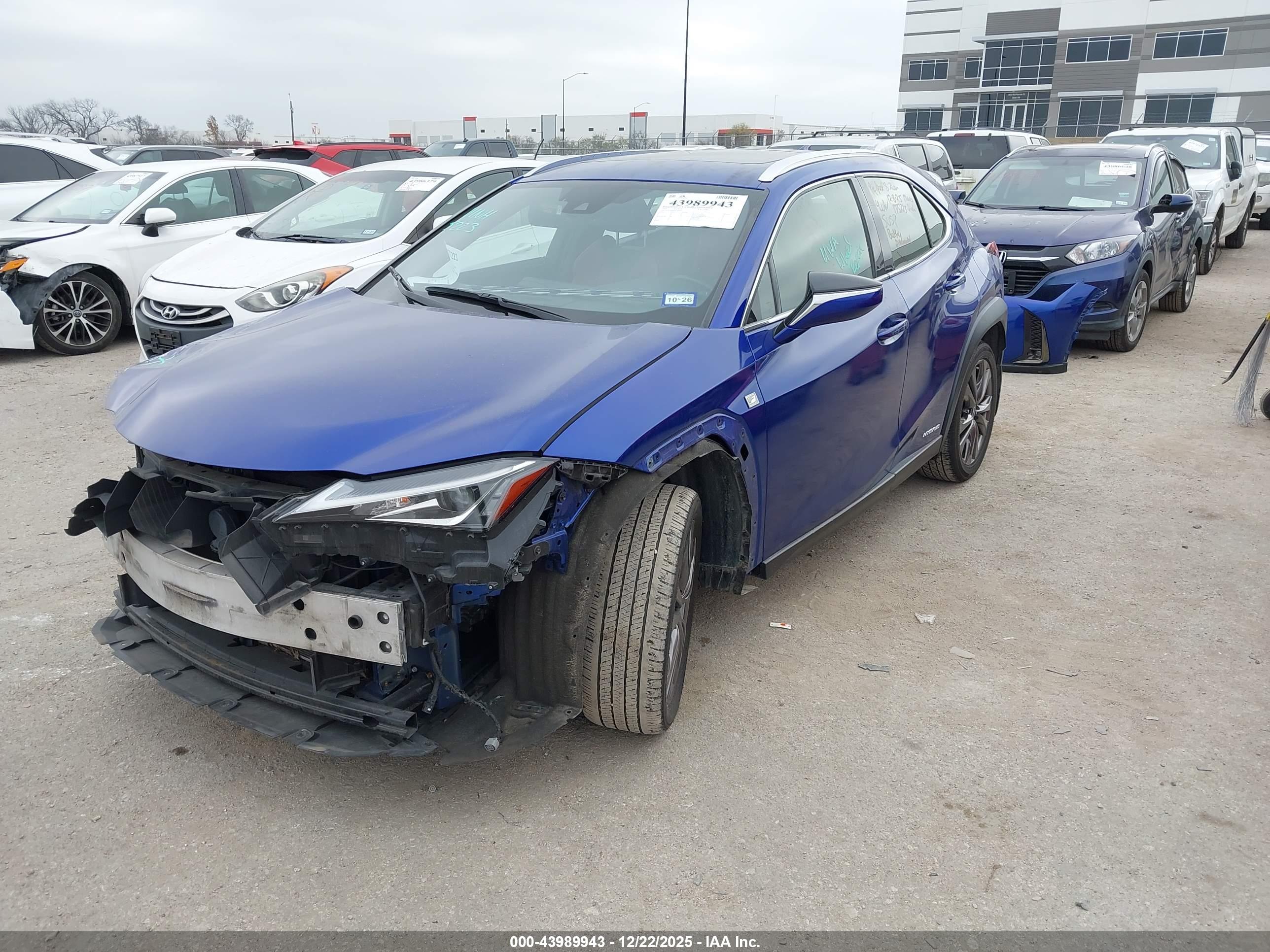LEXUS UX image 2