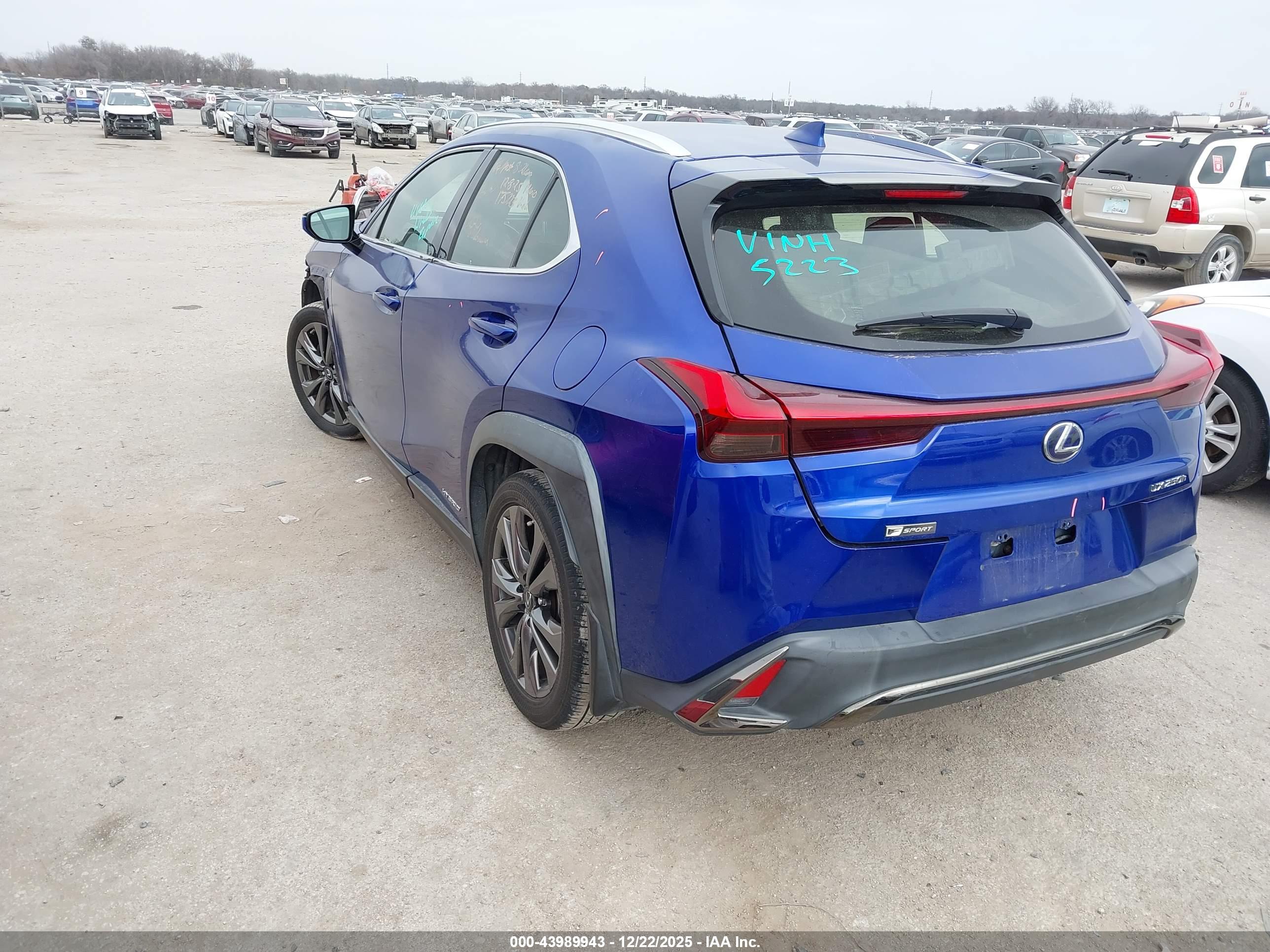 LEXUS UX image 3