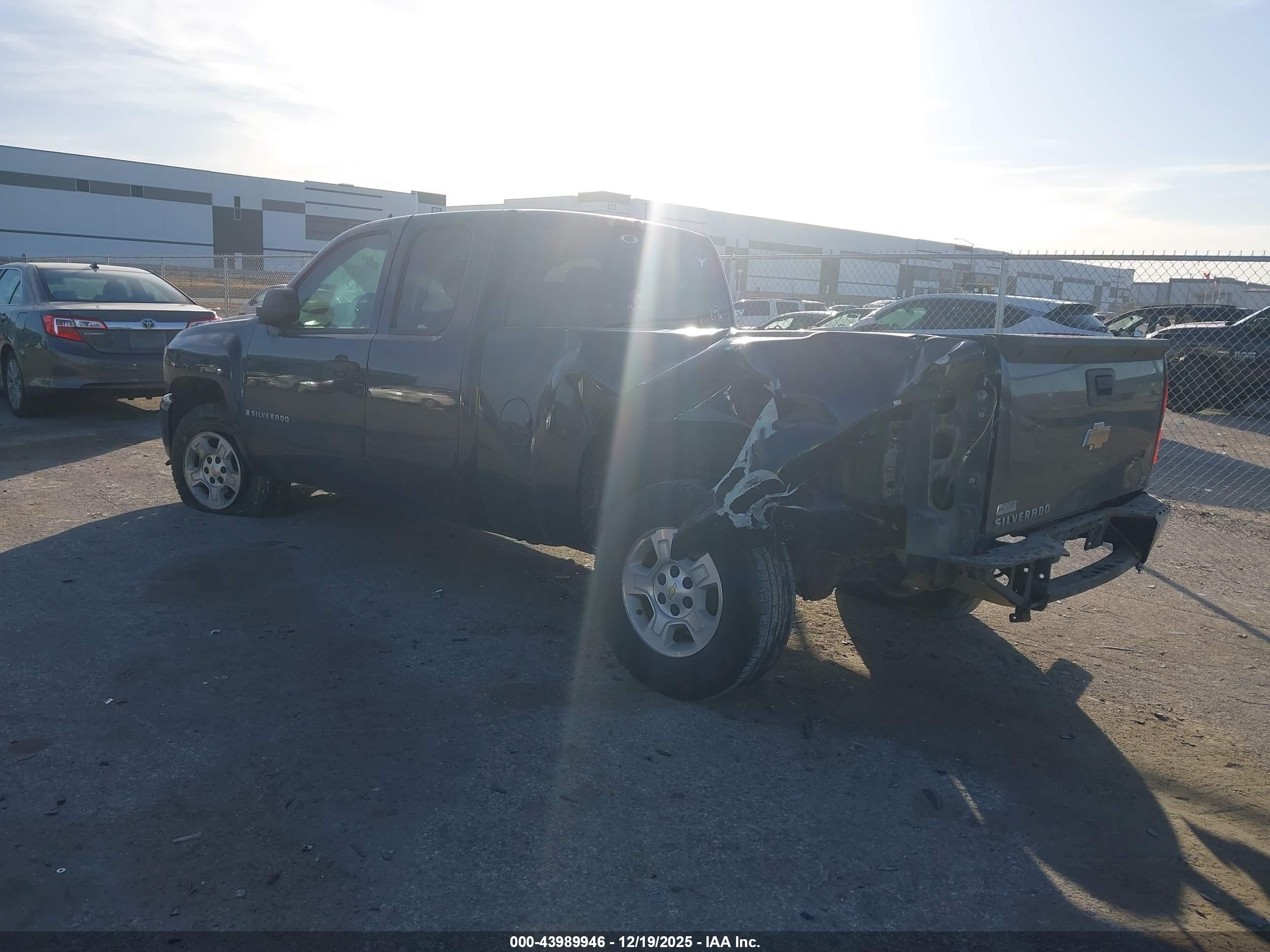 CHEVROLET SILVERADO image 3