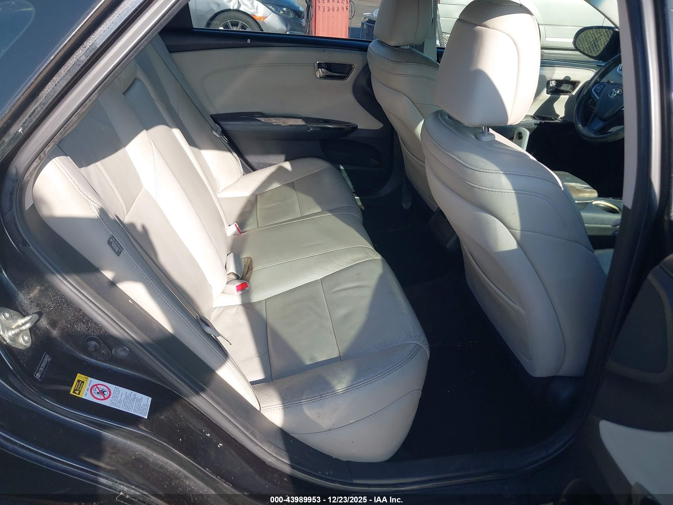 TOYOTA AVALON image 8