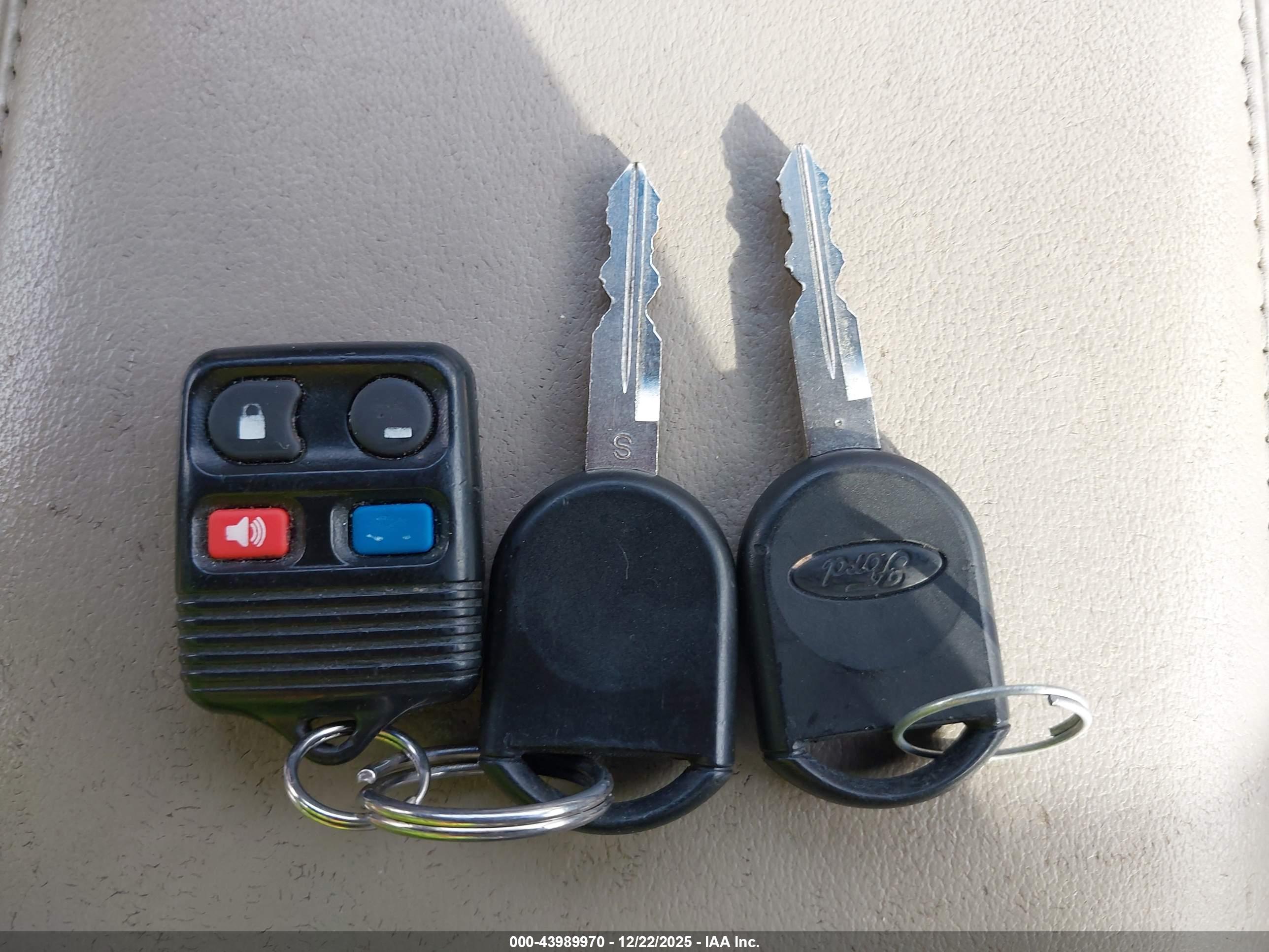 LINCOLN TOWN image 11