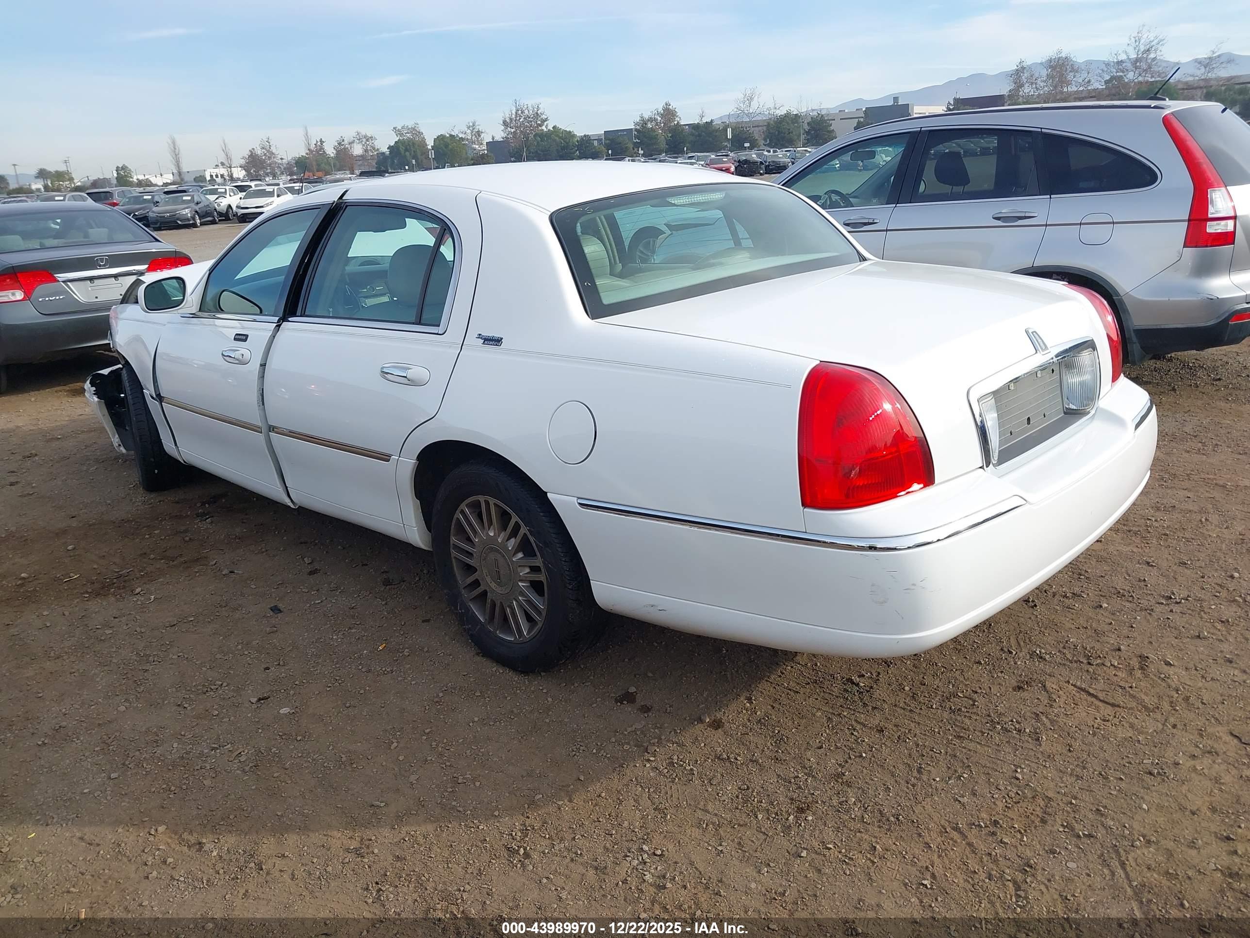 LINCOLN TOWN image 3