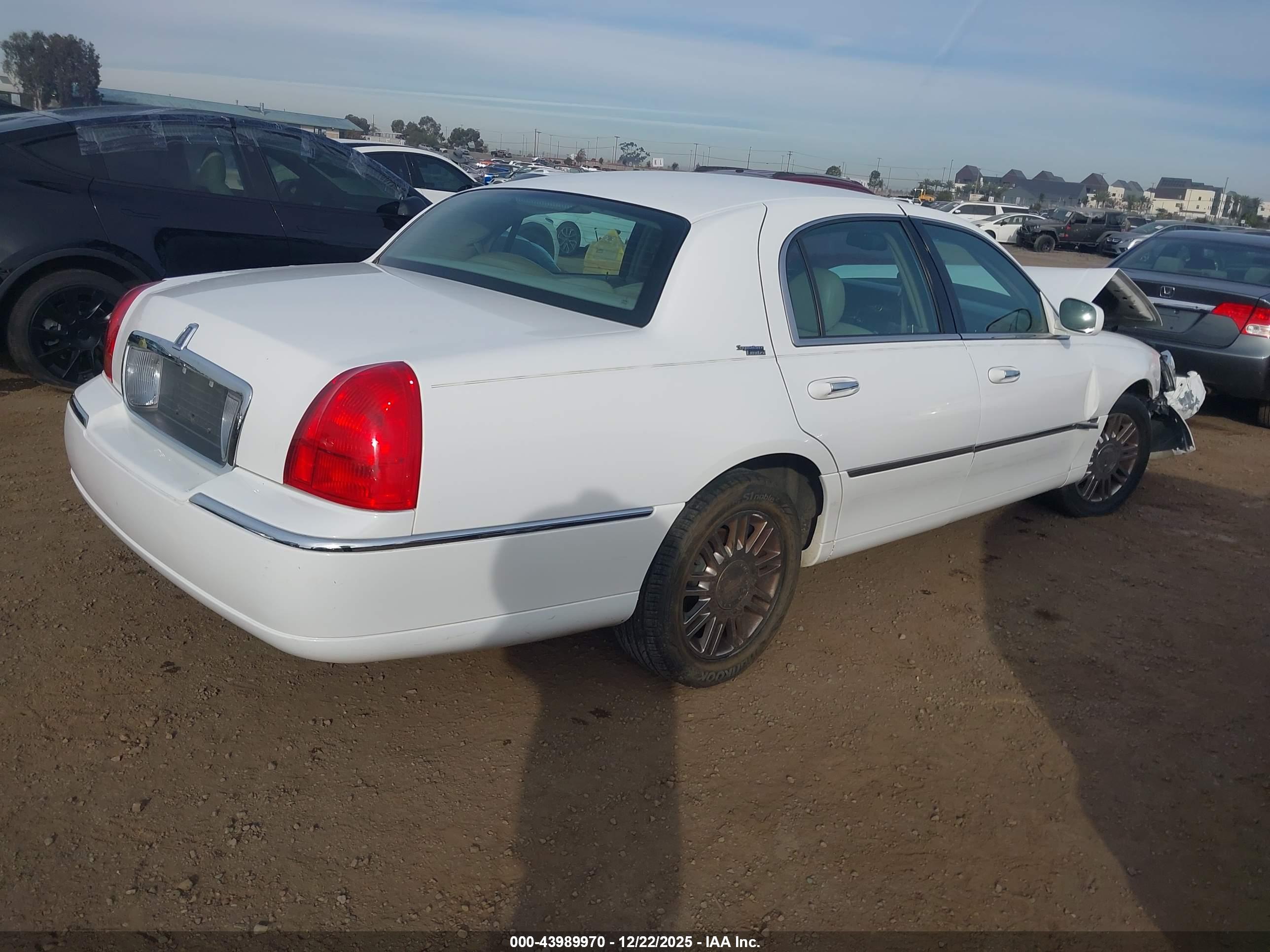 LINCOLN TOWN image 4