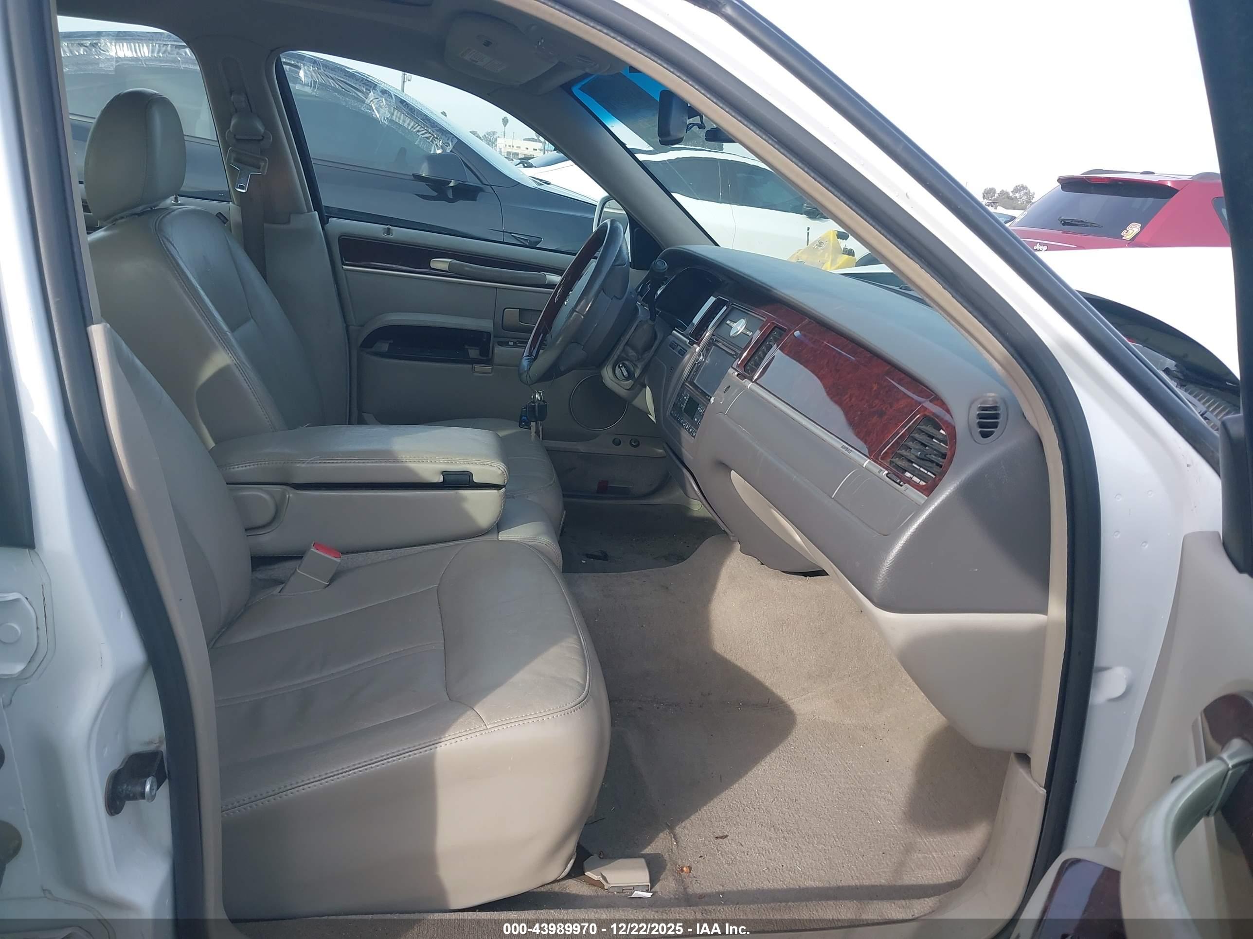 LINCOLN TOWN image 5