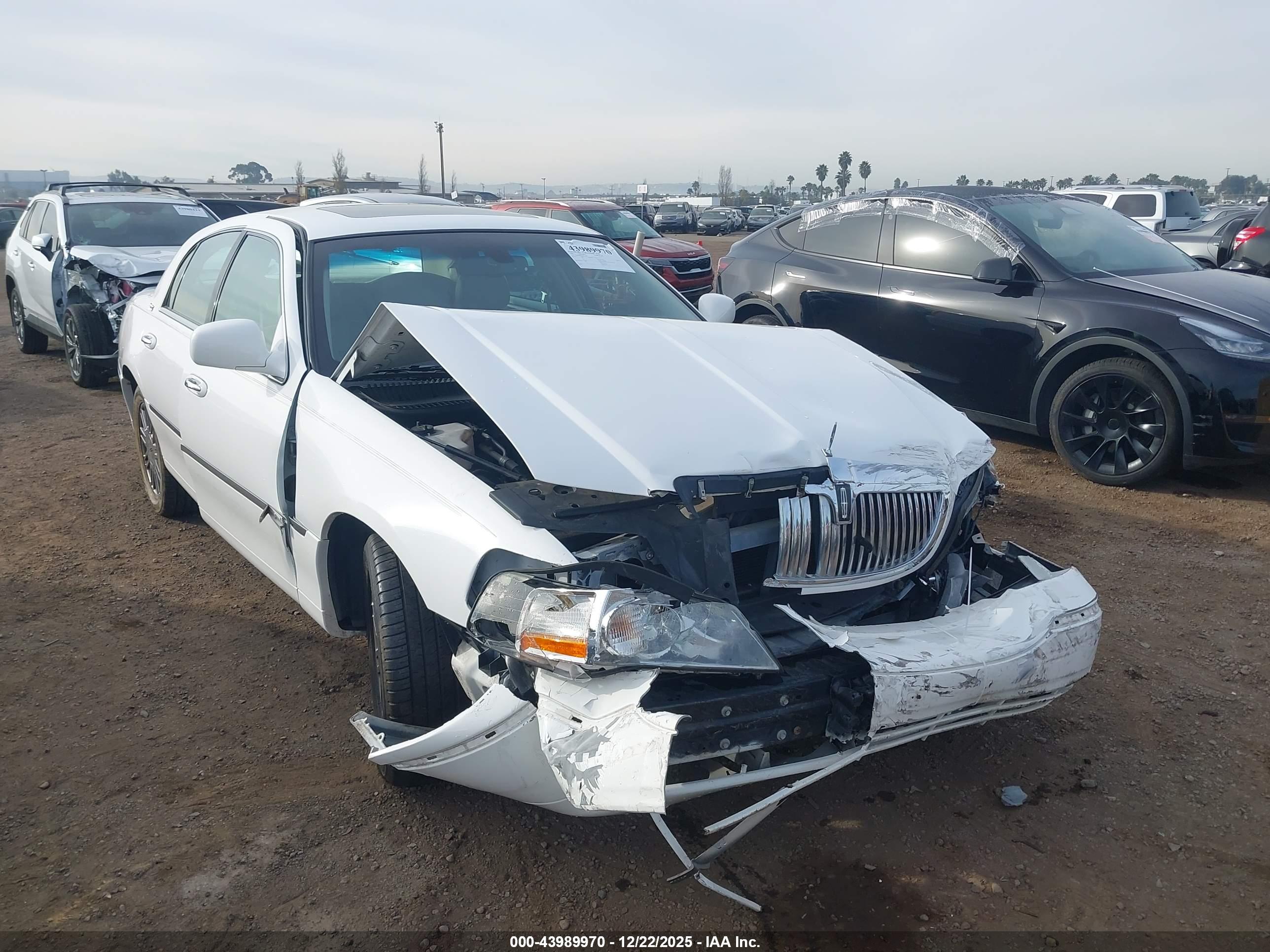 LINCOLN TOWN image 6
