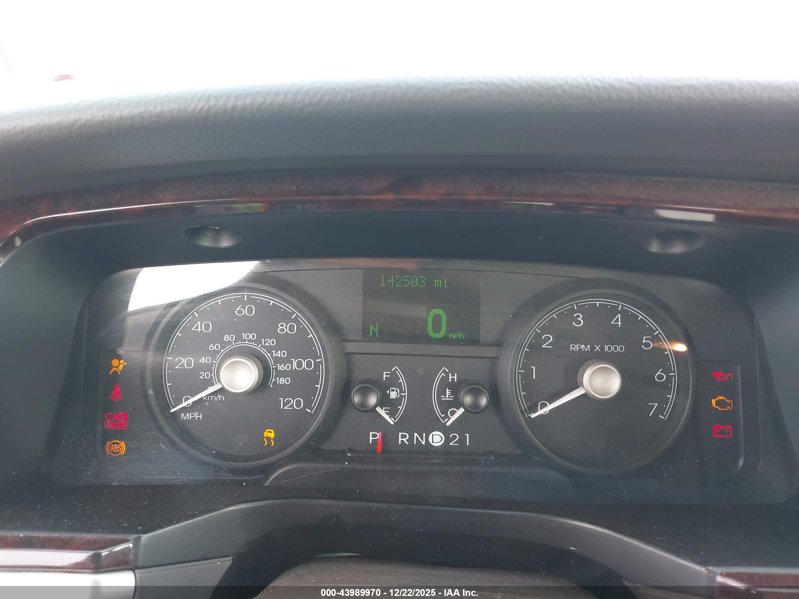 LINCOLN TOWN image 7
