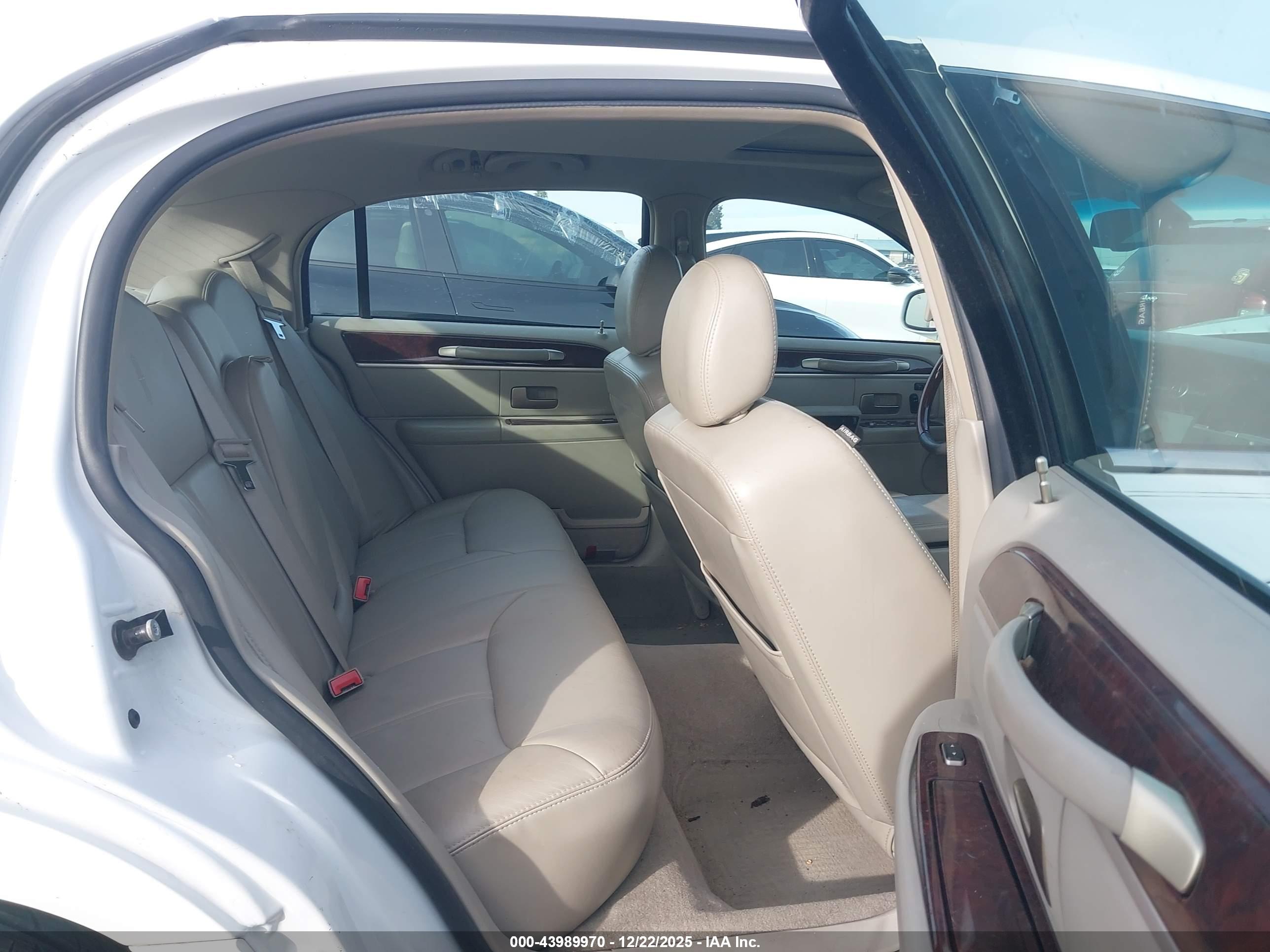 LINCOLN TOWN image 8