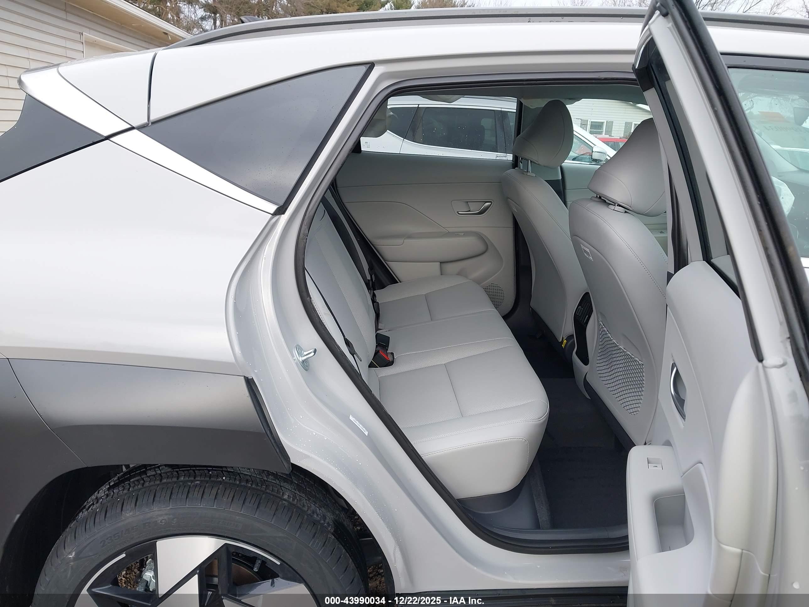 HYUNDAI KONA image 8