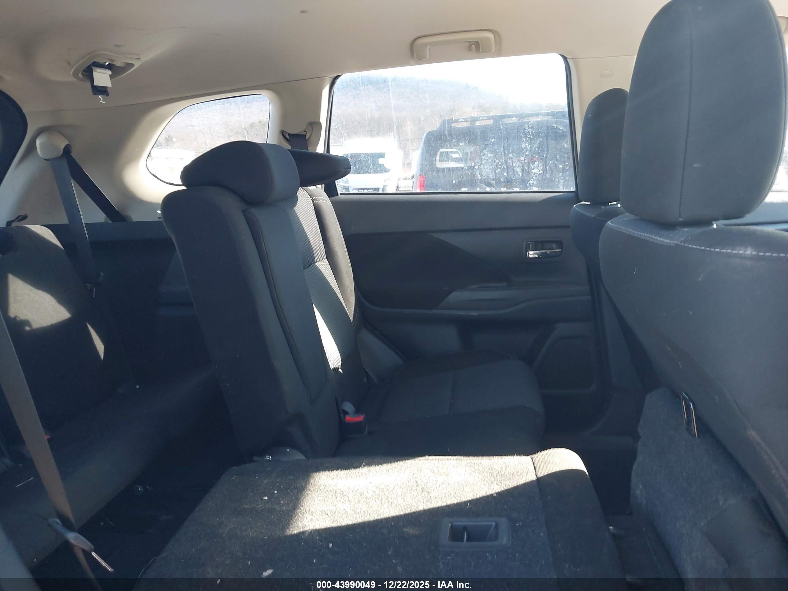 MITSUBISHI OUTLANDER image 8