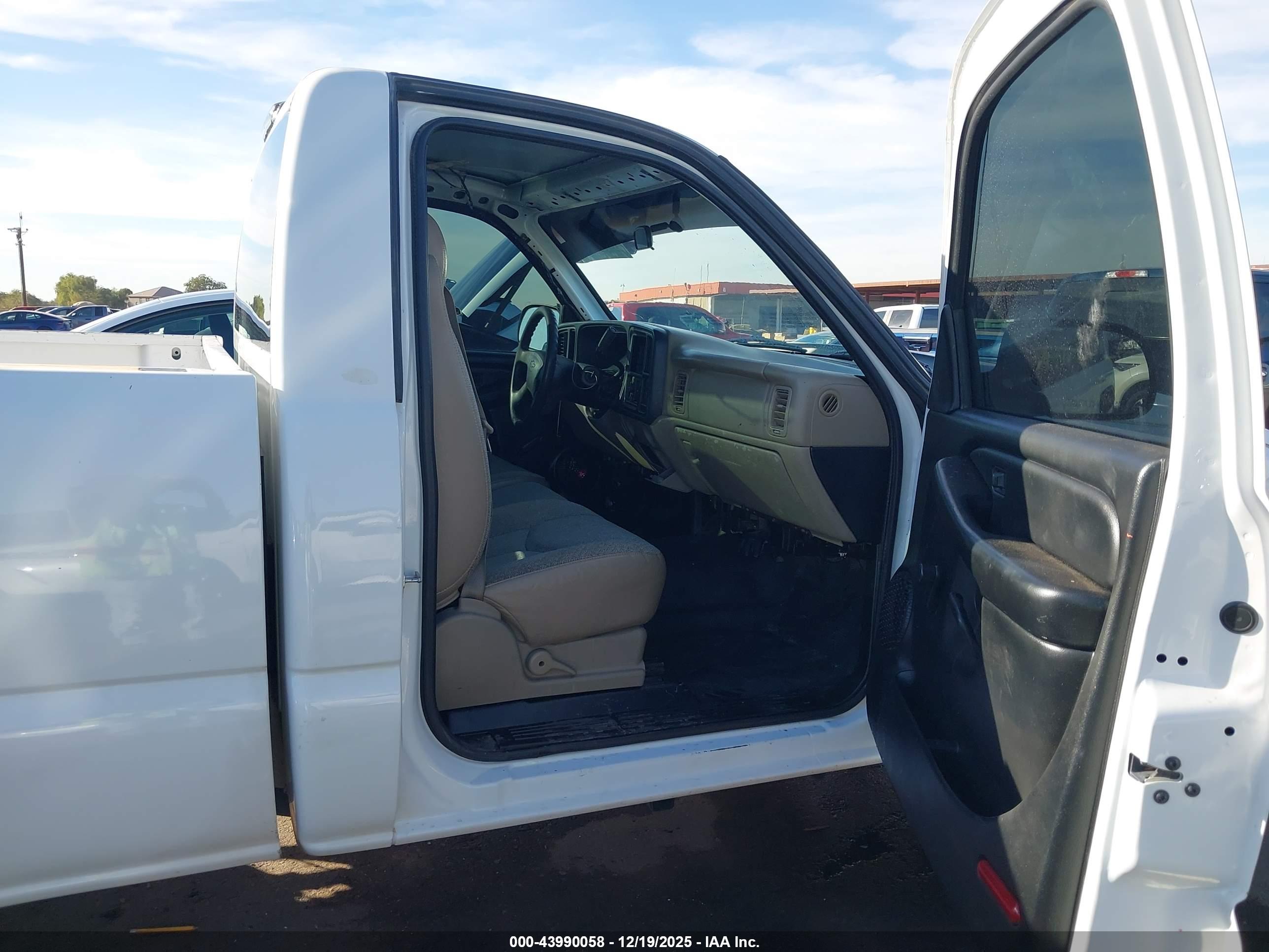 CHEVROLET SILVERADO image 5