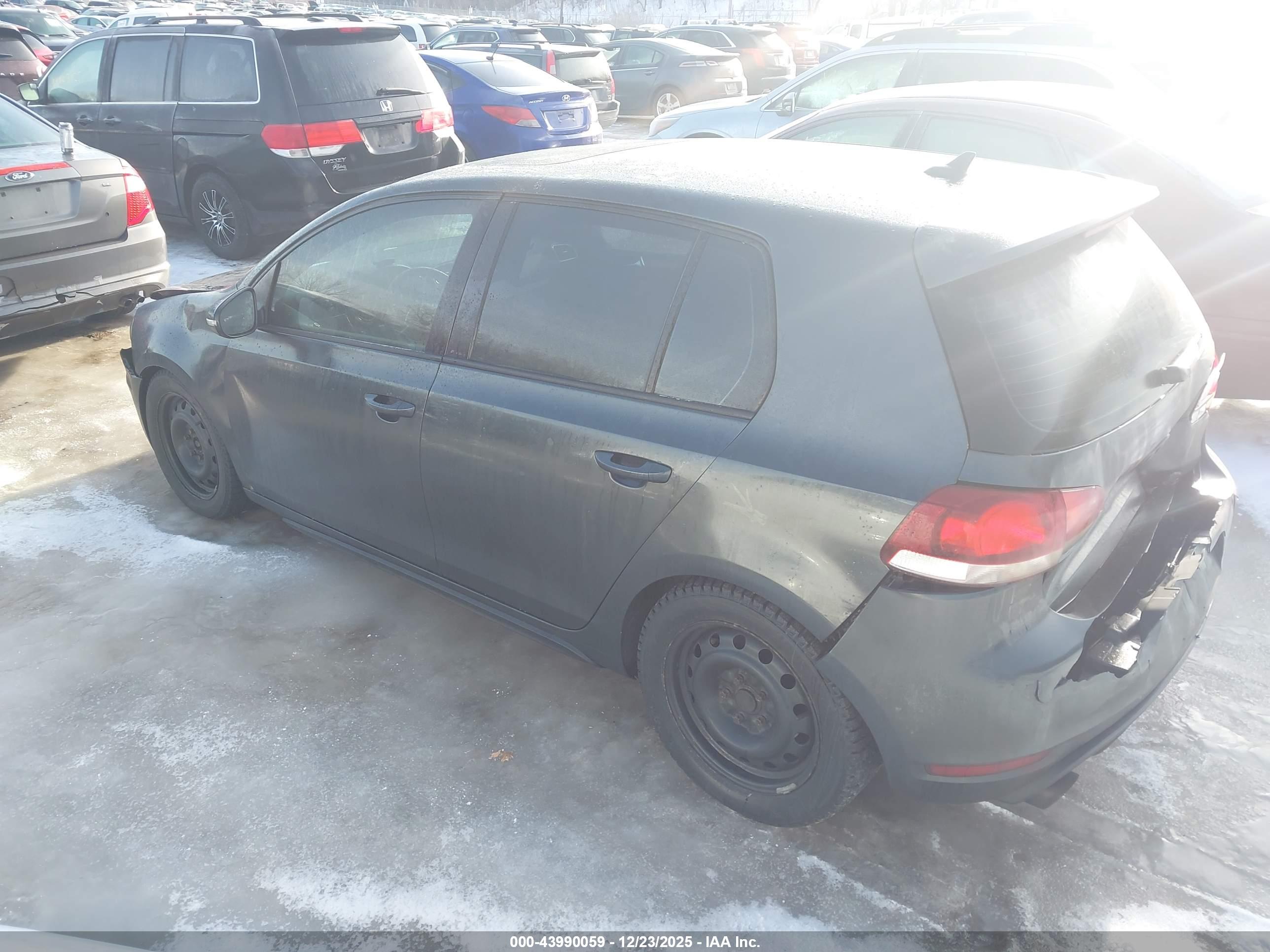 VOLKSWAGEN GTI image 3