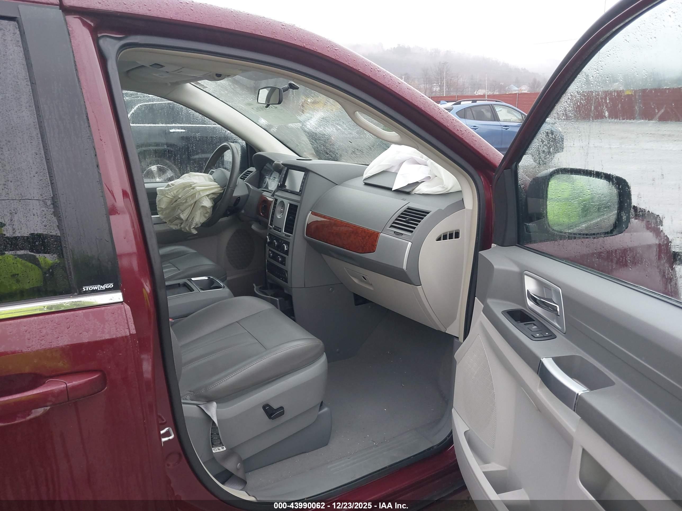 CHRYSLER TOWN image 5