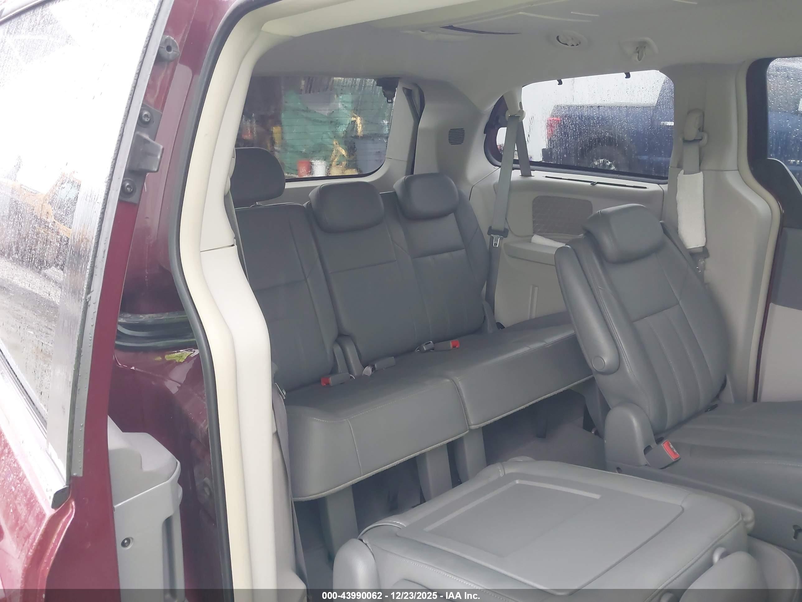CHRYSLER TOWN image 8