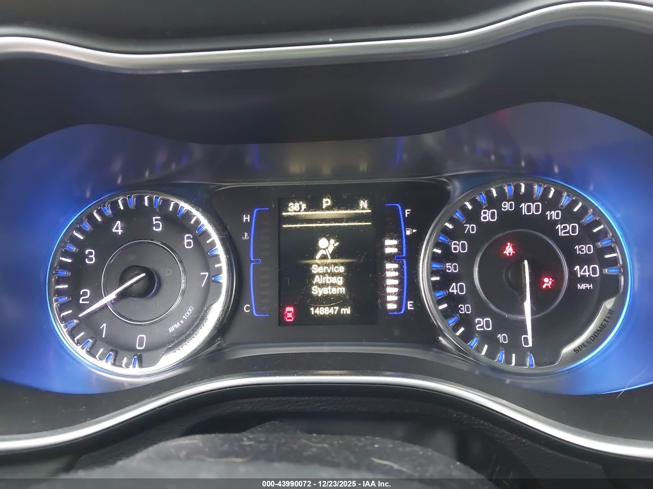 CHRYSLER 200 image 7