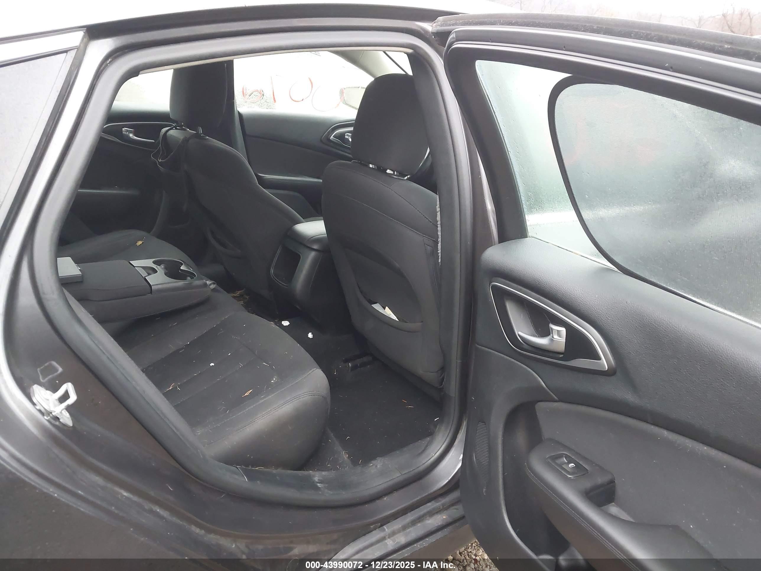 CHRYSLER 200 image 8