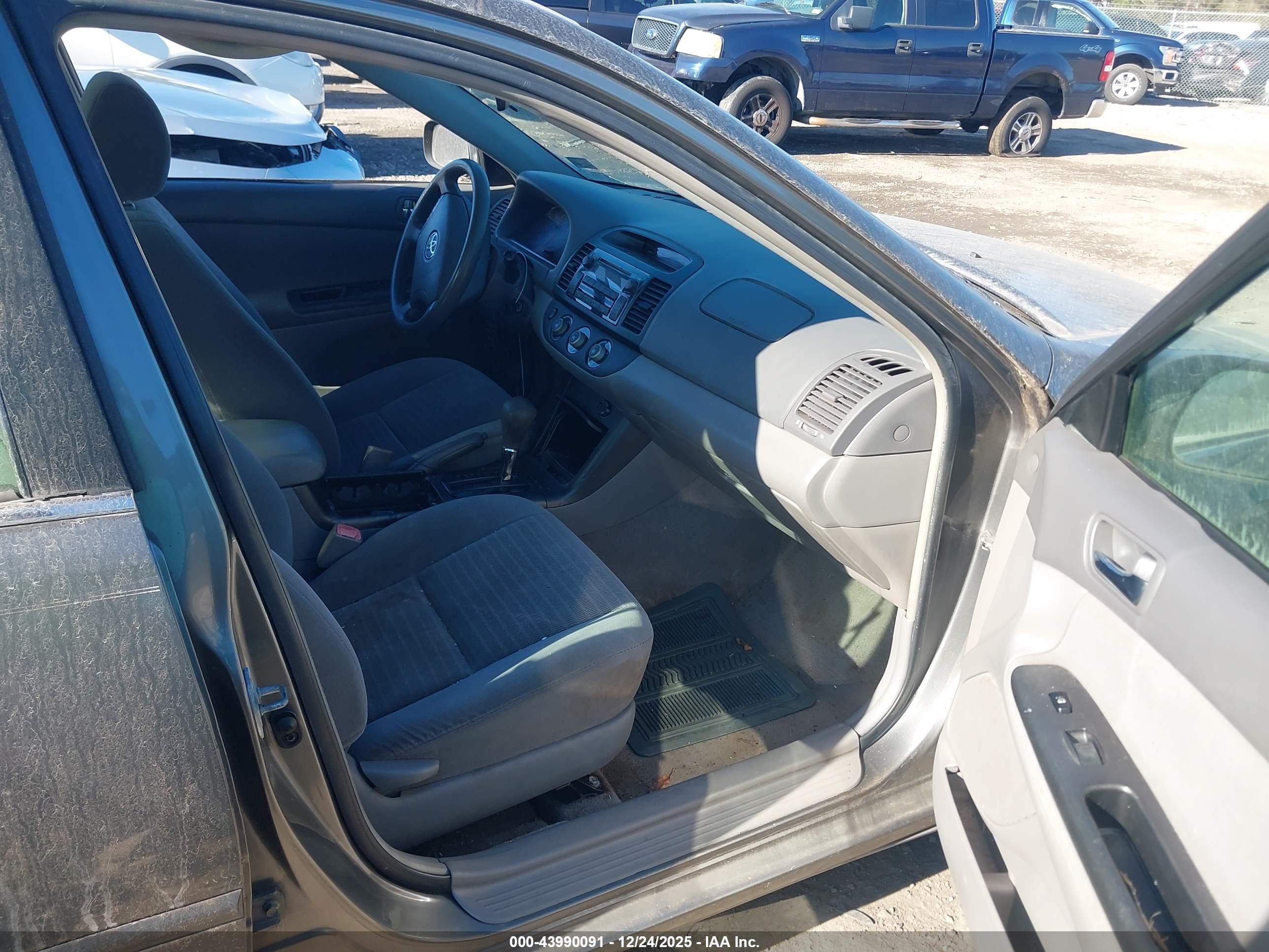 TOYOTA CAMRY image 5