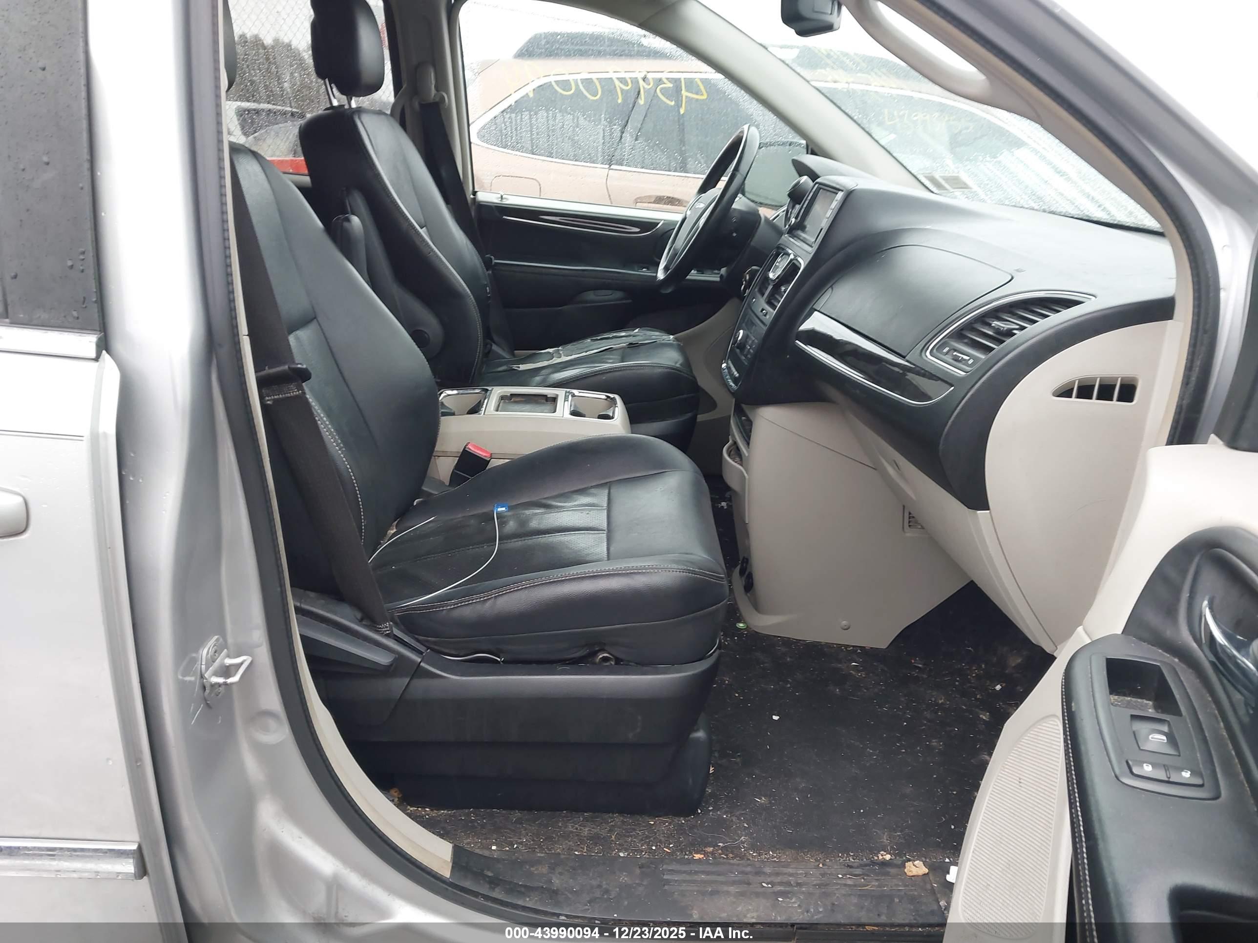 CHRYSLER TOWN image 5