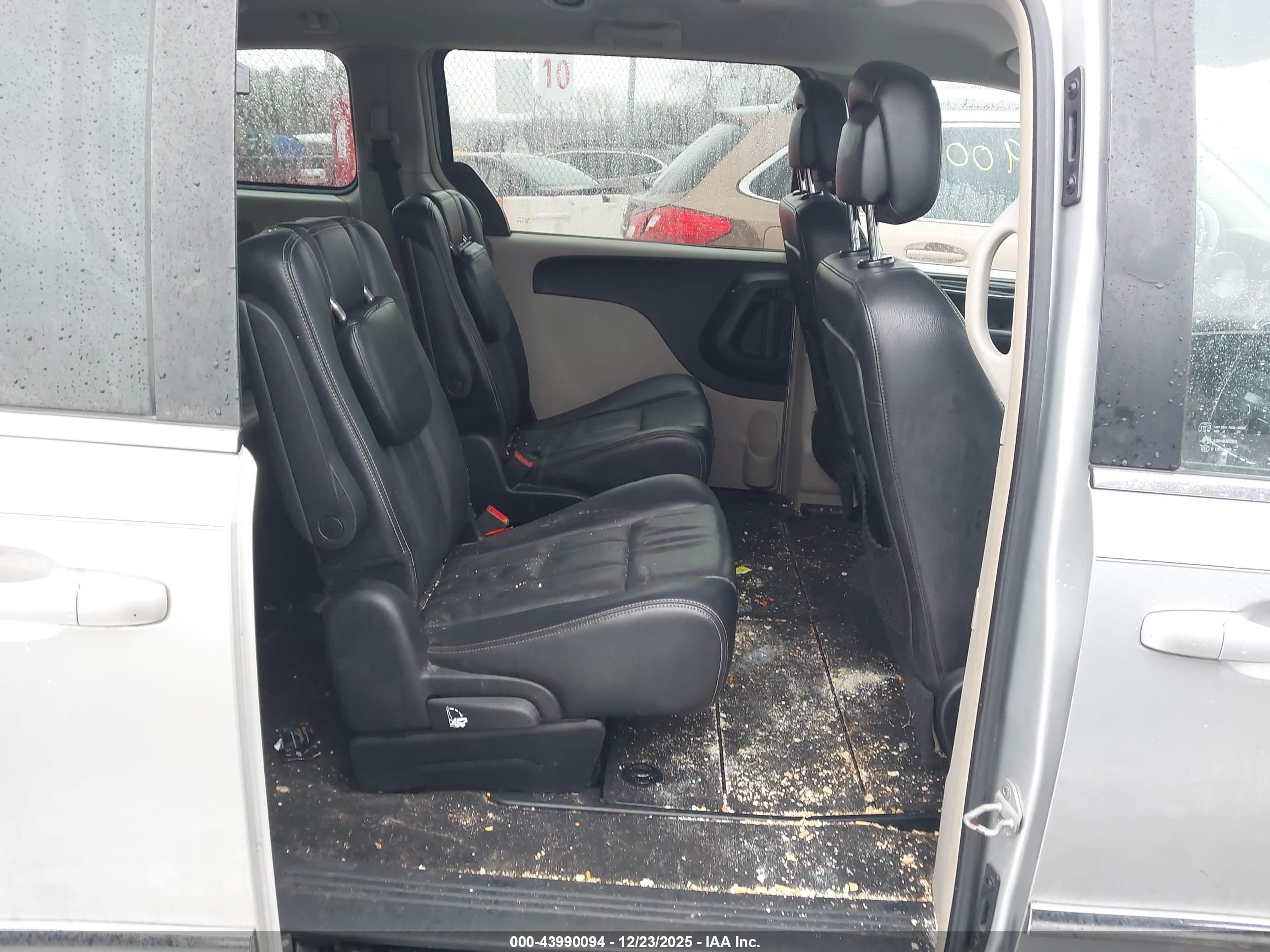 CHRYSLER TOWN image 8