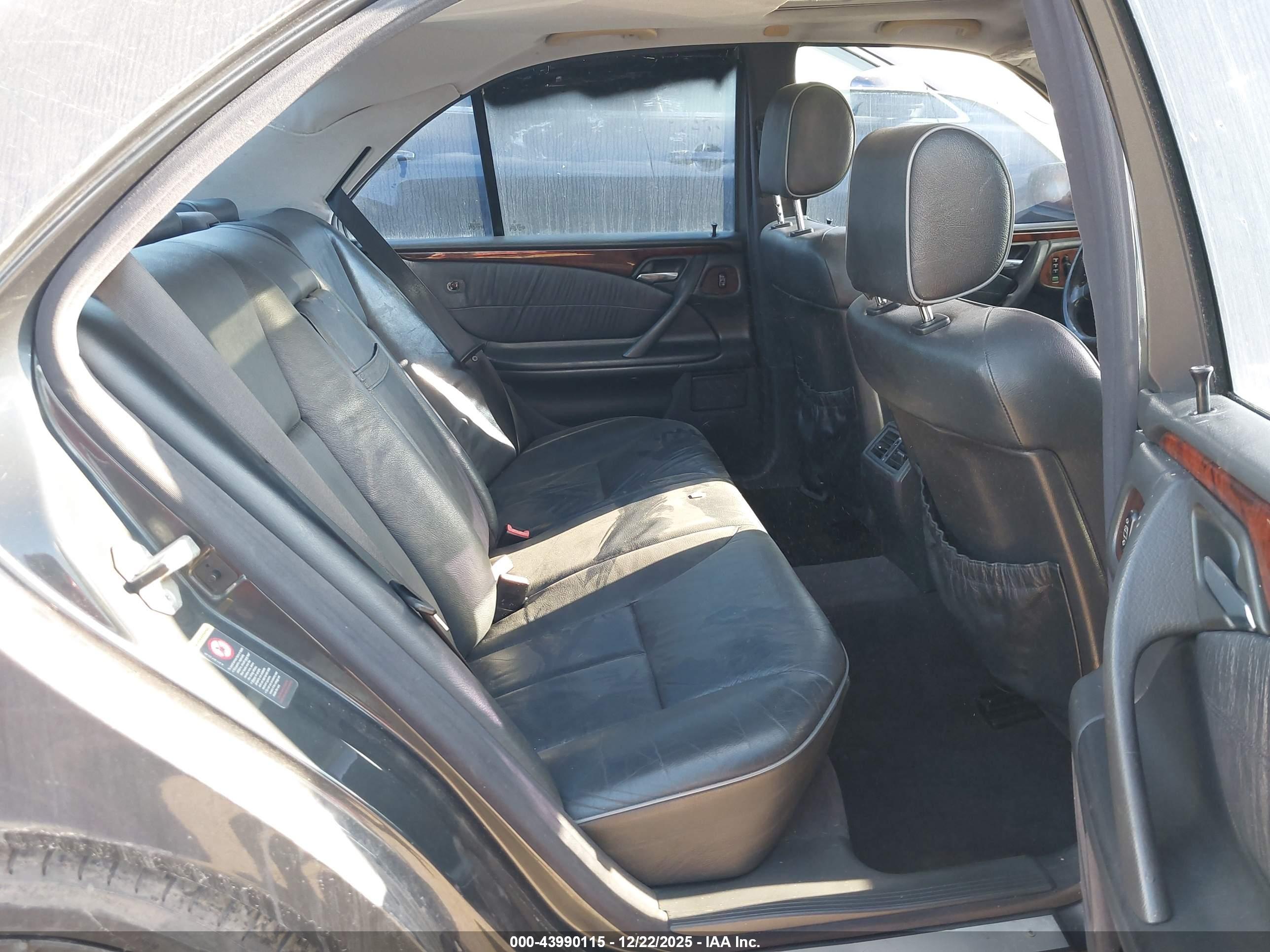 MERCEDES-BENZ E image 8