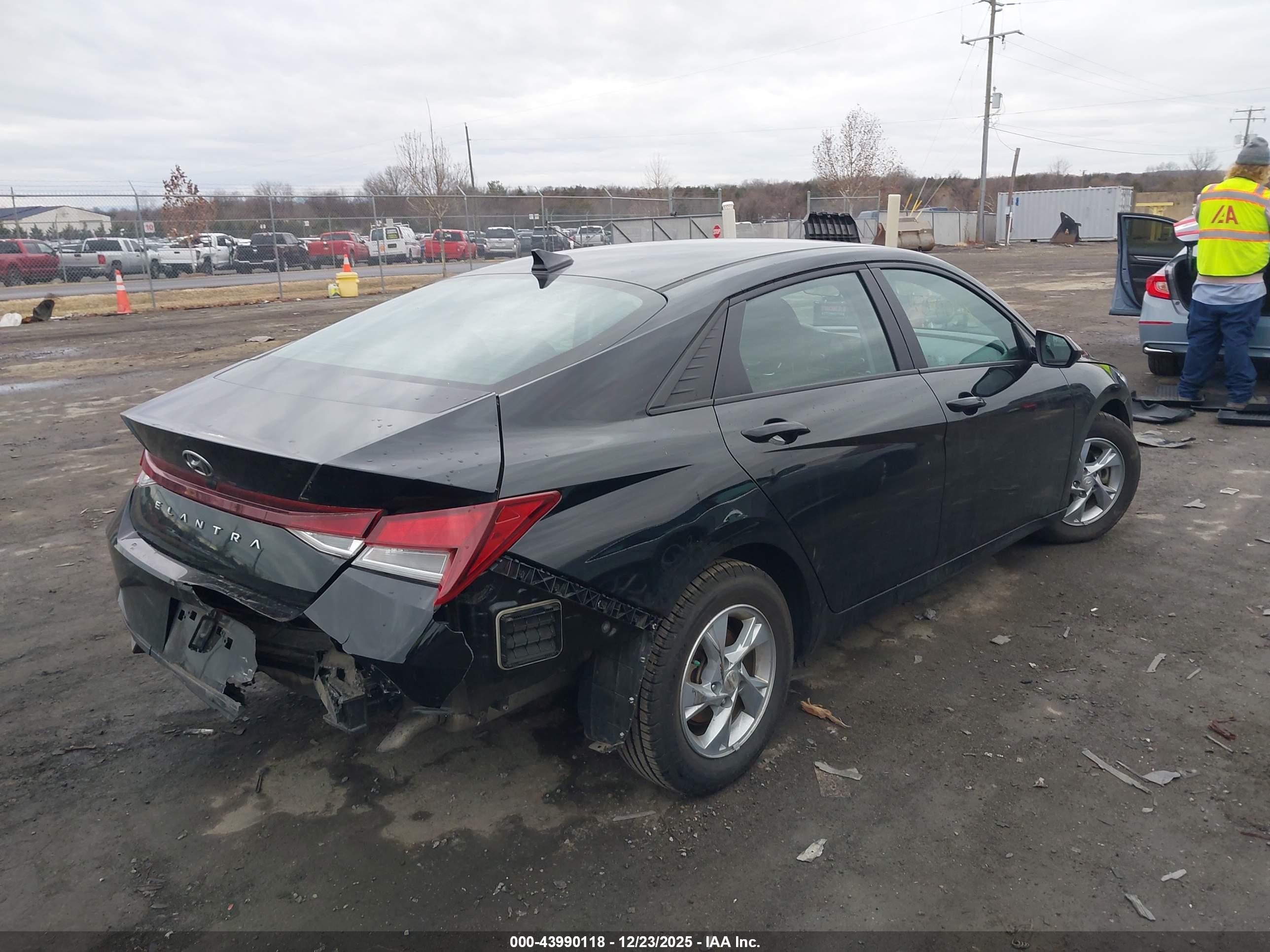 HYUNDAI ELANTRA image 4
