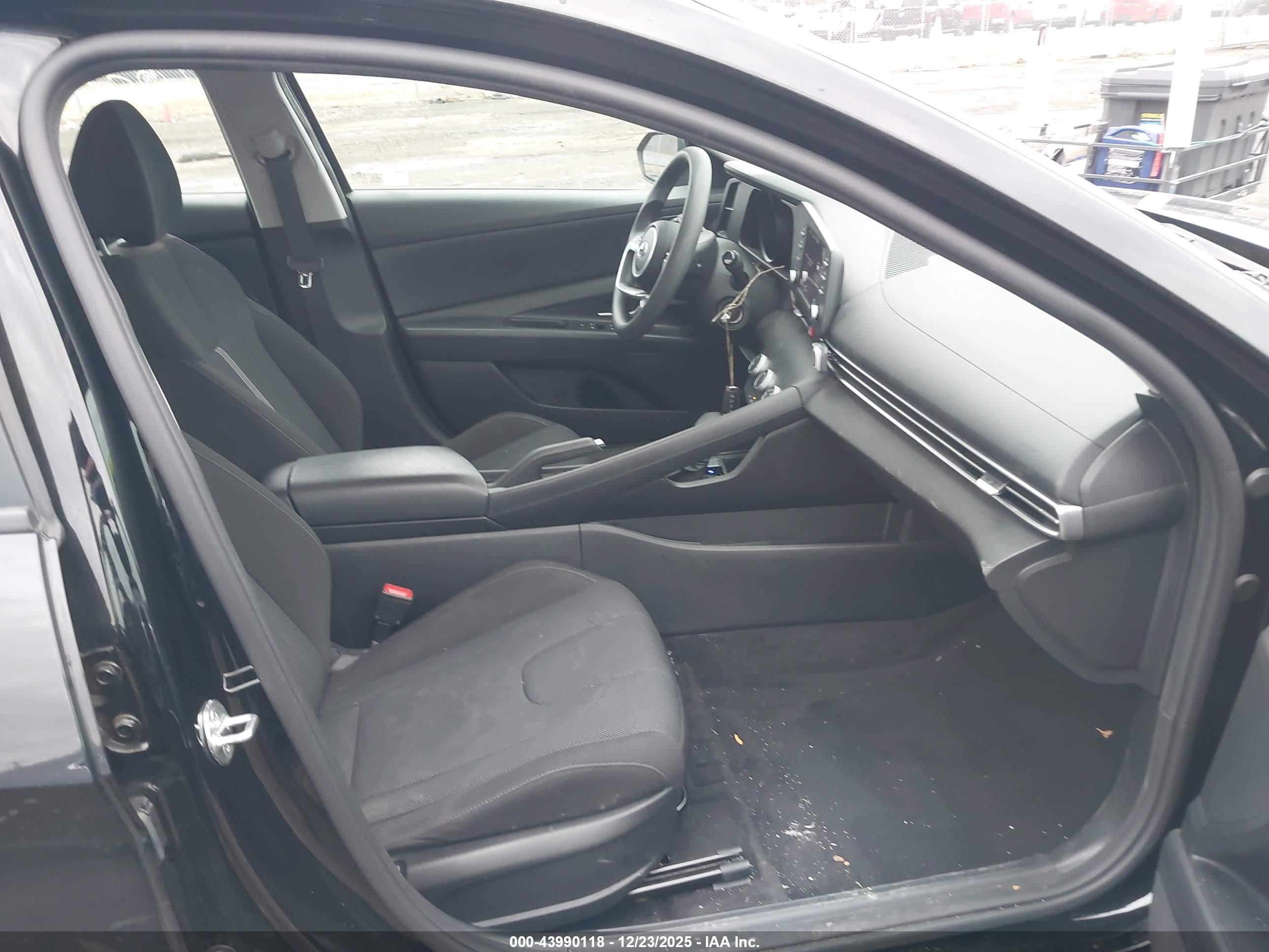 HYUNDAI ELANTRA image 5