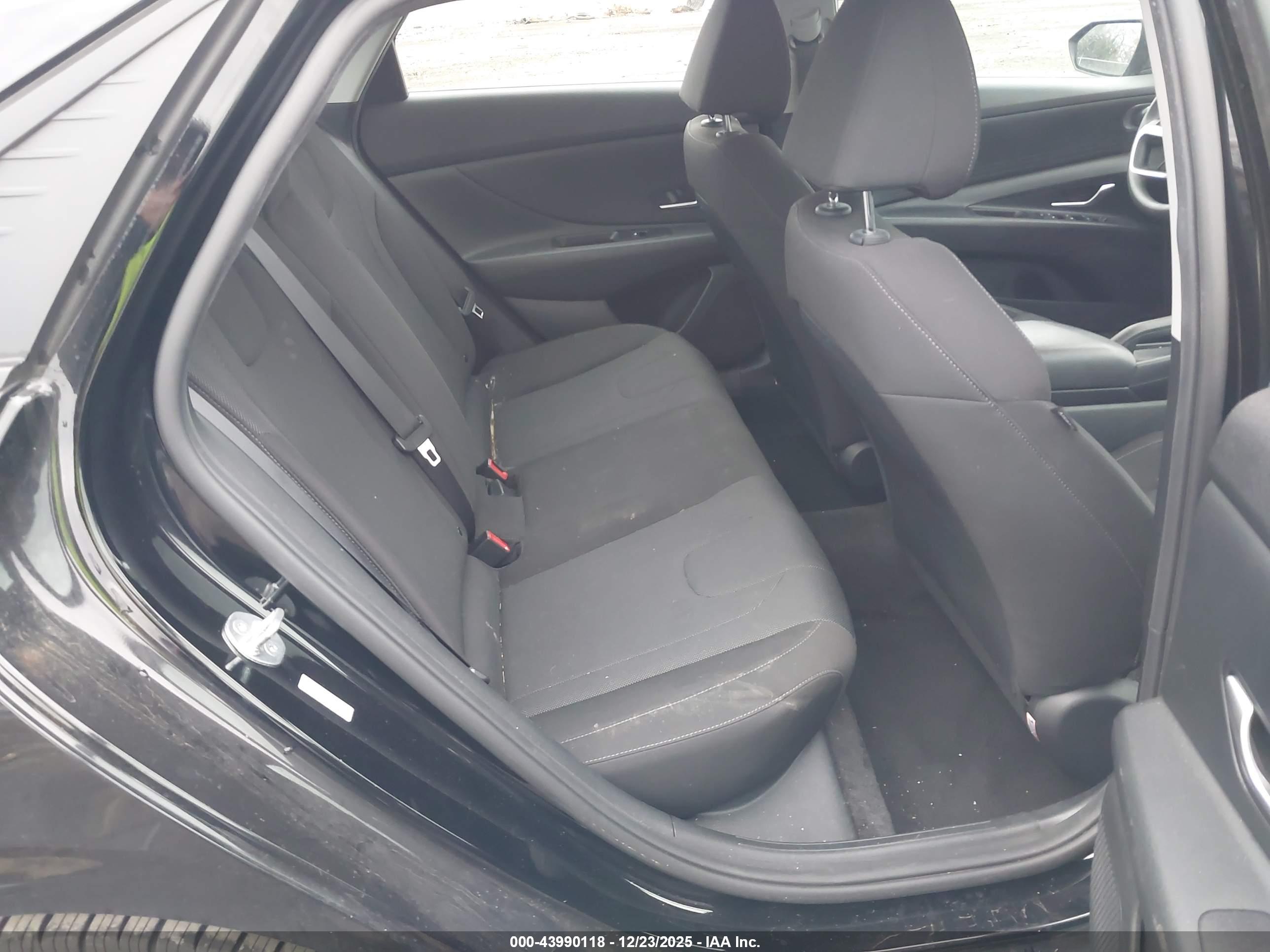 HYUNDAI ELANTRA image 8