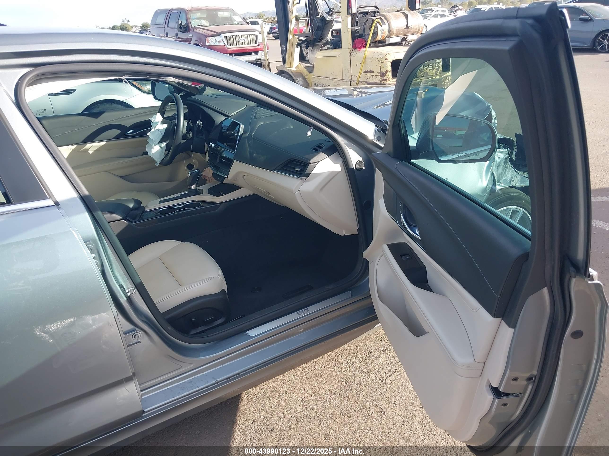CADILLAC CT4 image 5