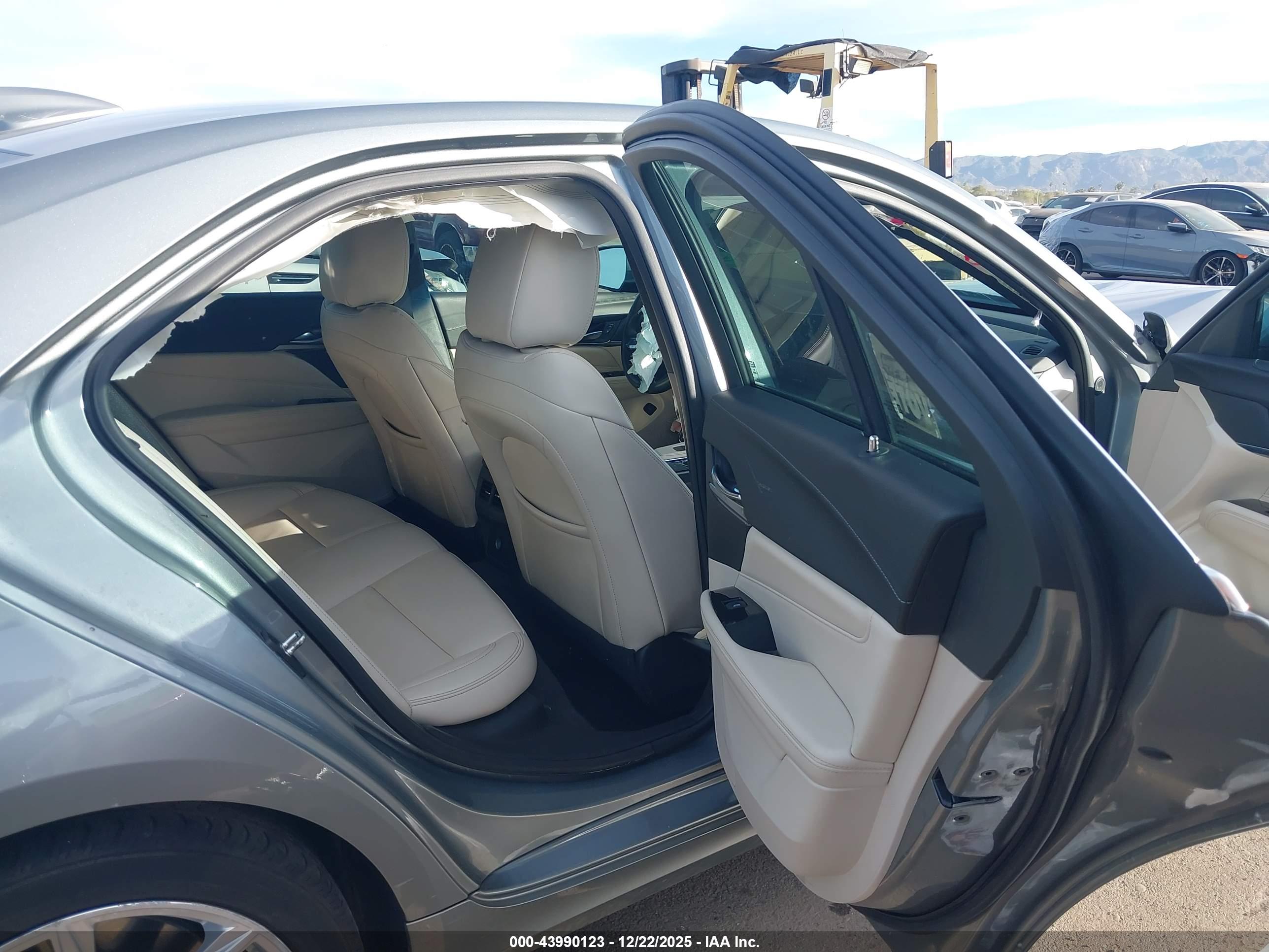 CADILLAC CT4 image 8