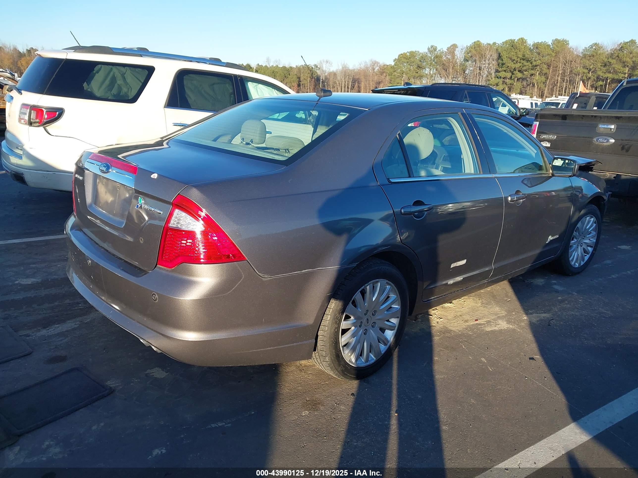 FORD FUSION image 4